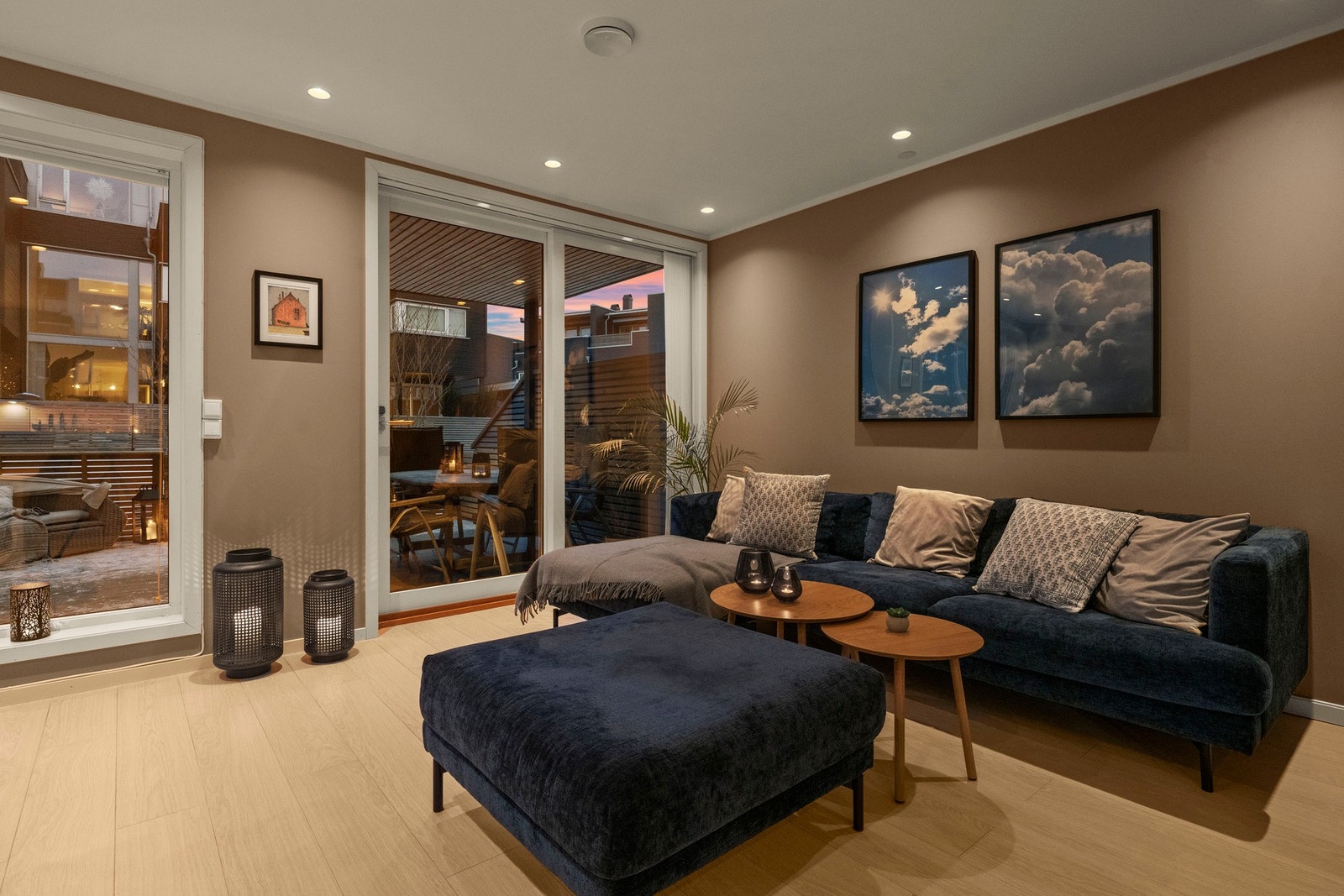 Fra stuen er det utgang til terrassen som vender mot nord. Galleribilde