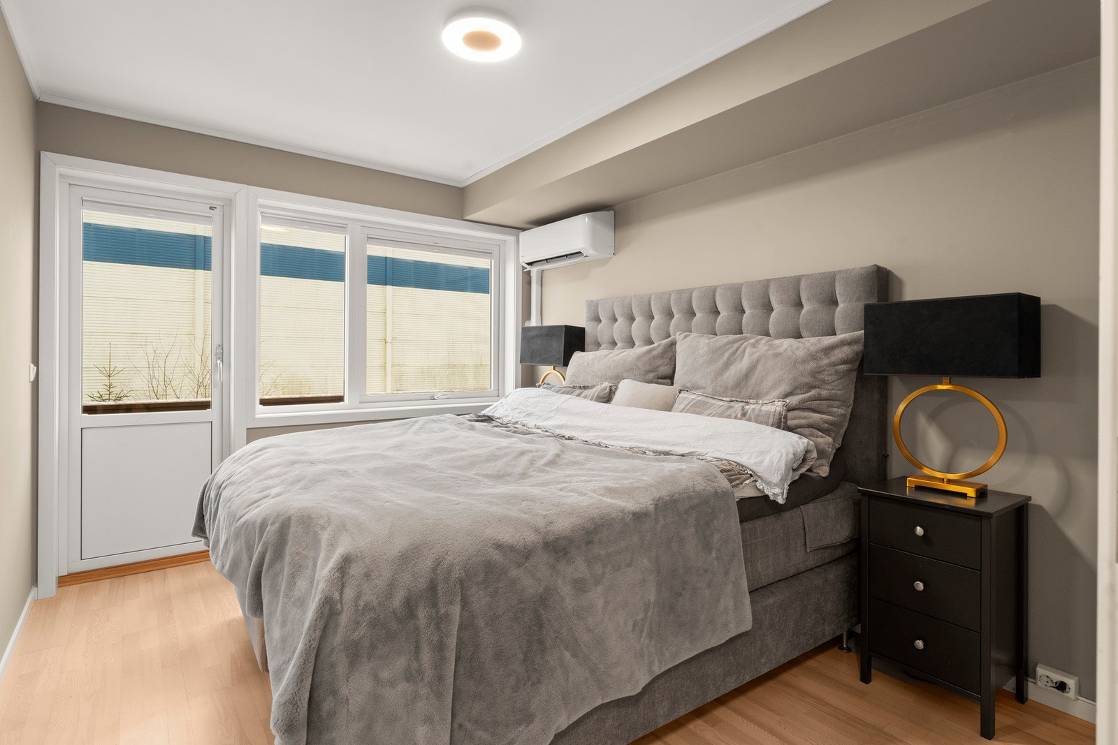 Rommet fikk montert aircondition i 2021 og har utgang til en sydvendt luftebalkong. Galleribilde