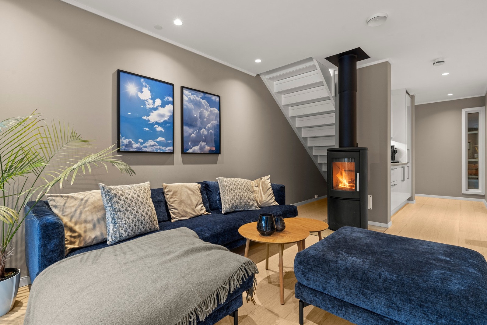 Hyggelig vedovn i stuen, bidrar til god og lun varme på kalde vinterdager. Galleribilde