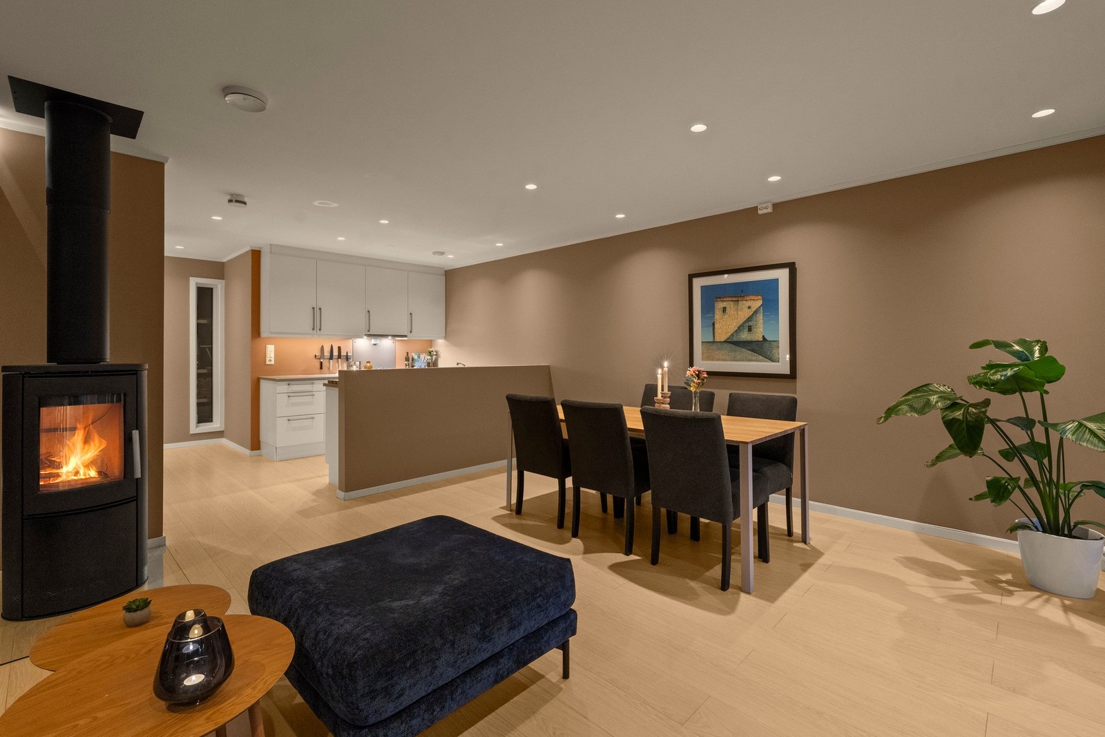 Pen stue- og kjøkkenløsning gir et sosialt og innbydende allrom med god romfølelse. Galleribilde