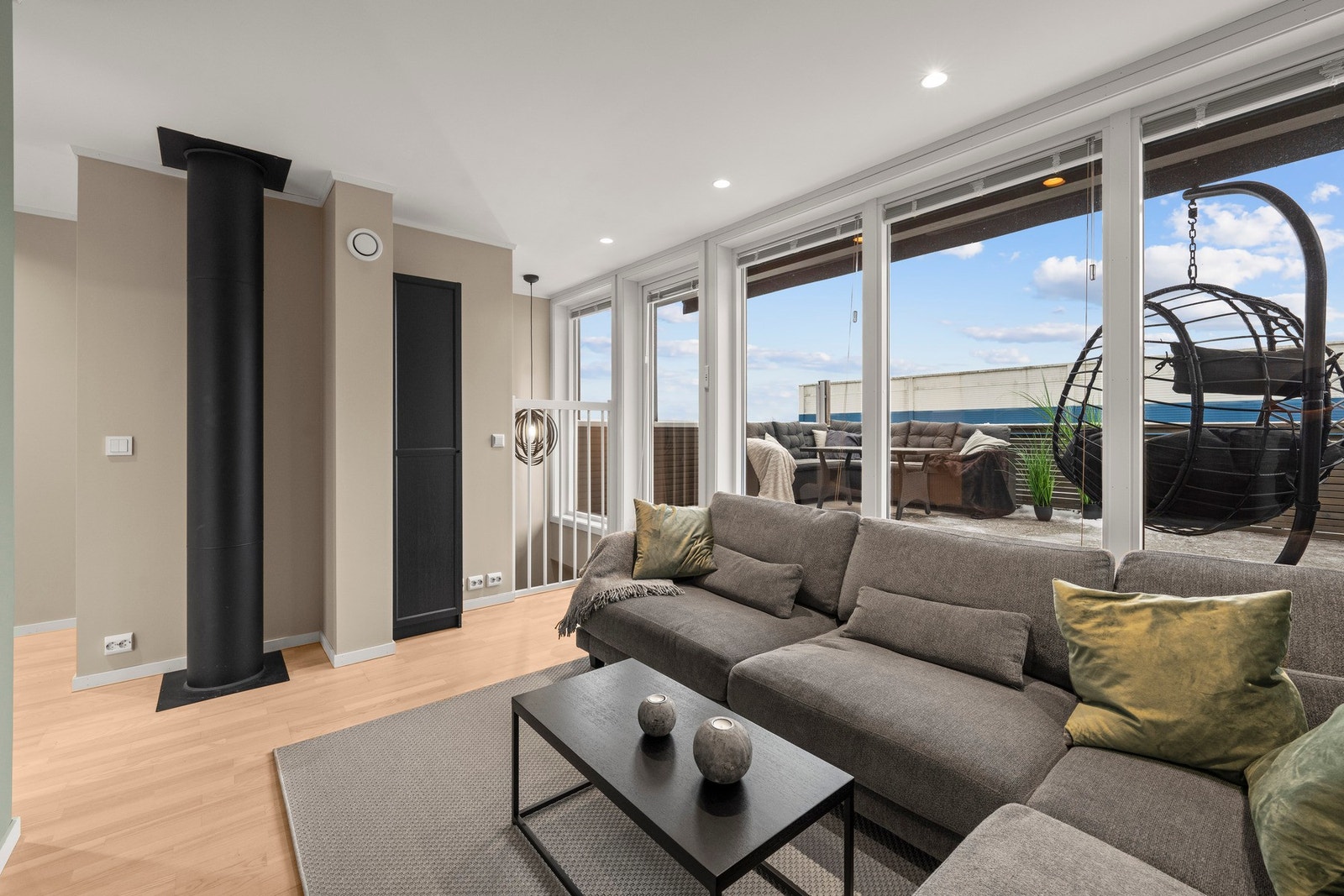 Utgang til sjenert og solrik takterrasse. Galleribilde