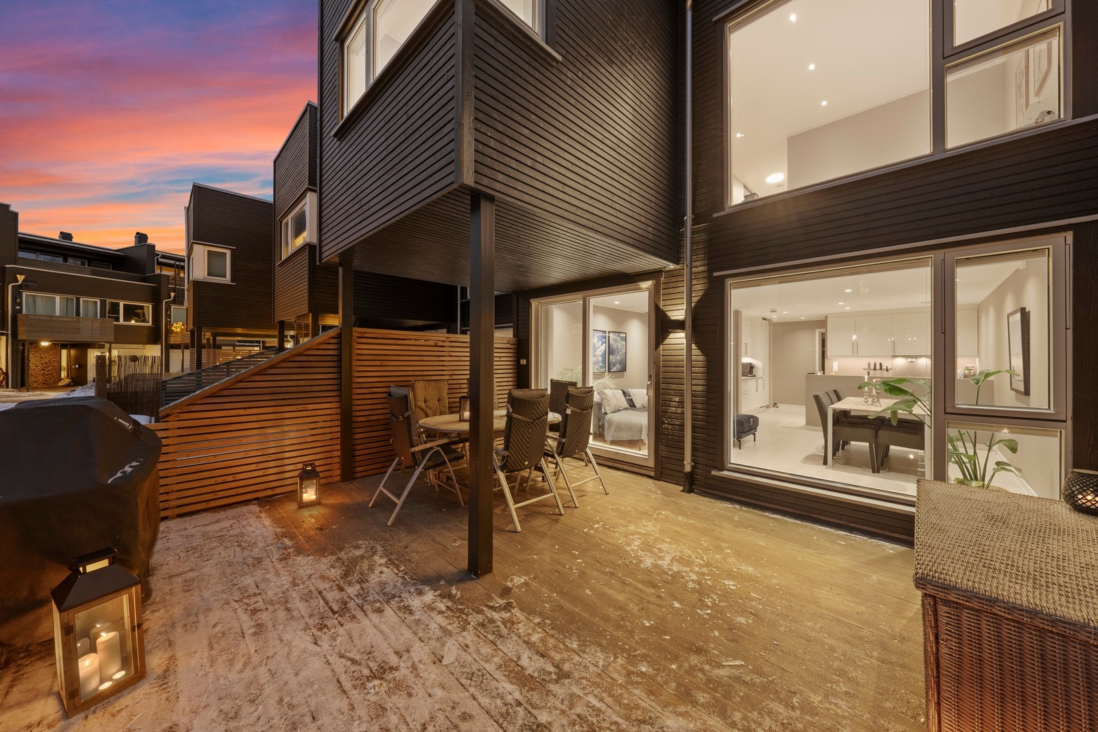 Deler av terrassen er overbygget. Legg også merke til de store vindusflatene. Galleribilde