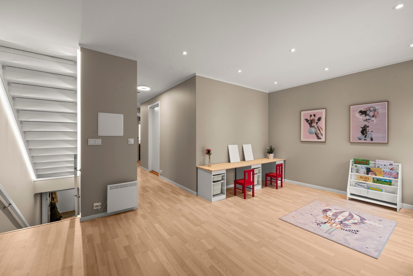 I denne etasjen finner du en ekstra stue (lekeområde nå), 3 soverom, bad/vaskerom, samt en stor skyvedørsgarderobe og bod. Galleribilde