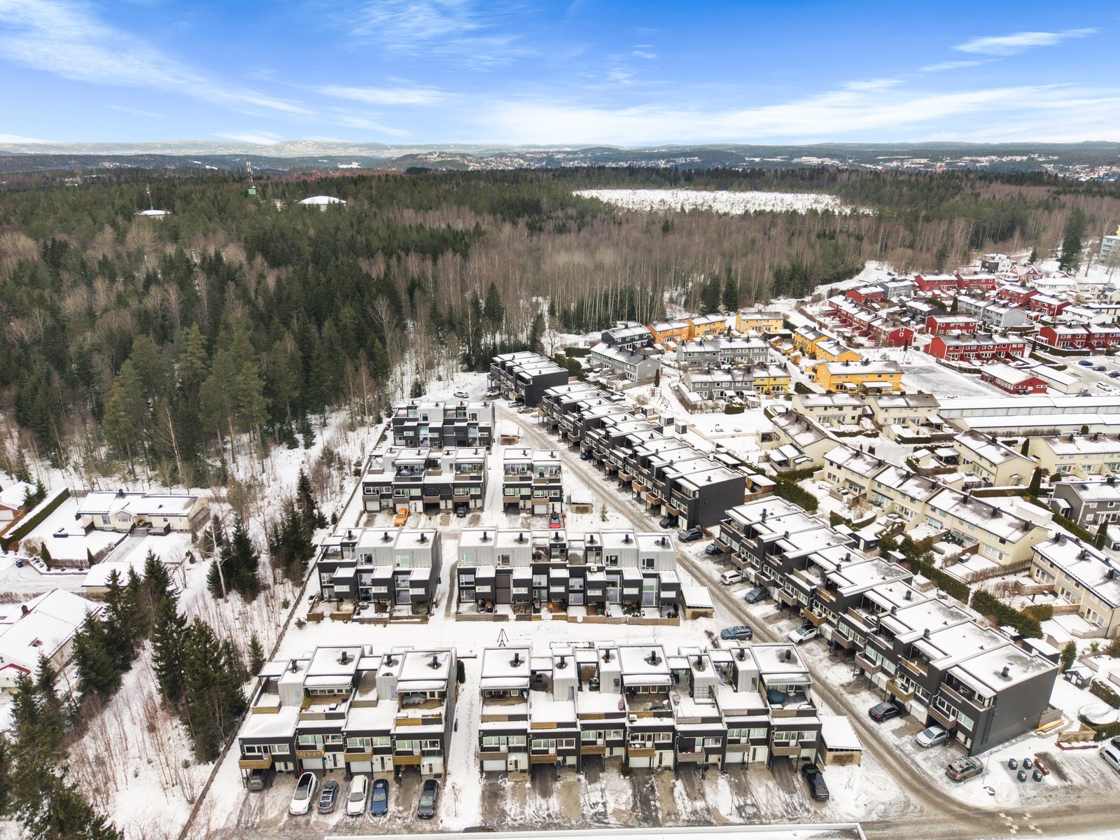 Dronefoto over tomt og nabolag. Galleribilde