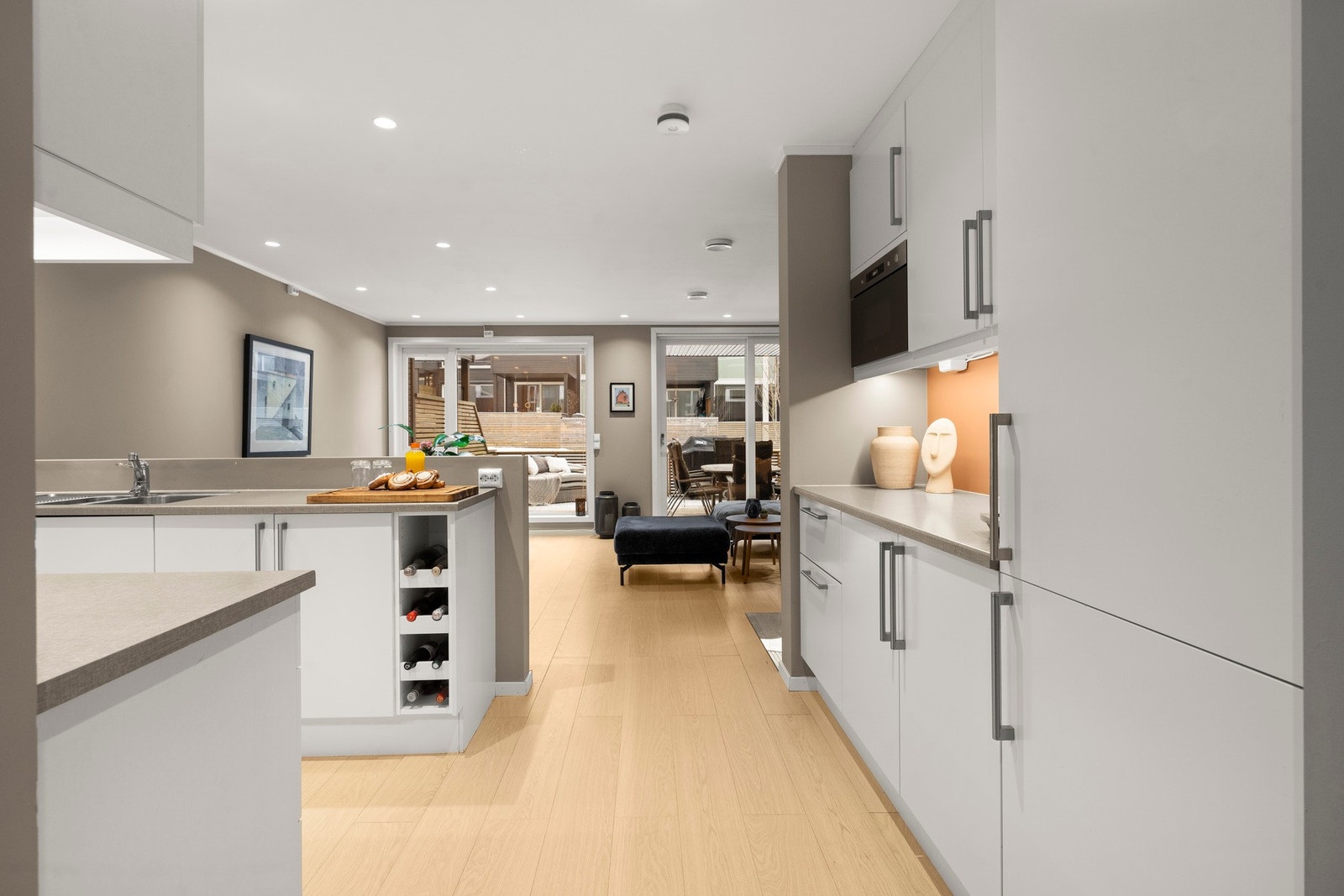 Smarte løsninger med microvon og vinhylle i innredningen. Galleribilde