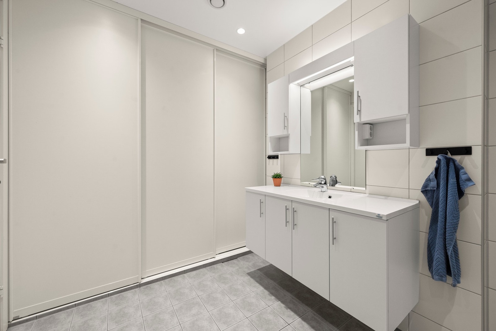 Flislagt vegger, flislagt gulv med elektriske varmekabler og balansert ventilasjon. Galleribilde