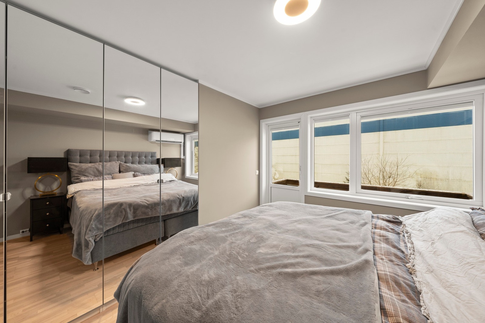 Lyst hovedsoverom med skyvedørsgarderobe og god oppbevaringsplass. Galleribilde