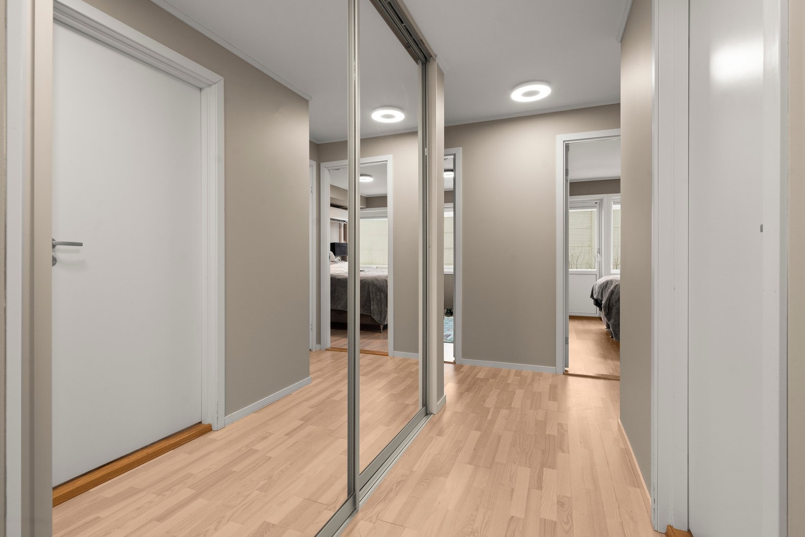 Skyvedørsgarderobe i gang som gir gode oppbevaringsmuligheter. Galleribilde