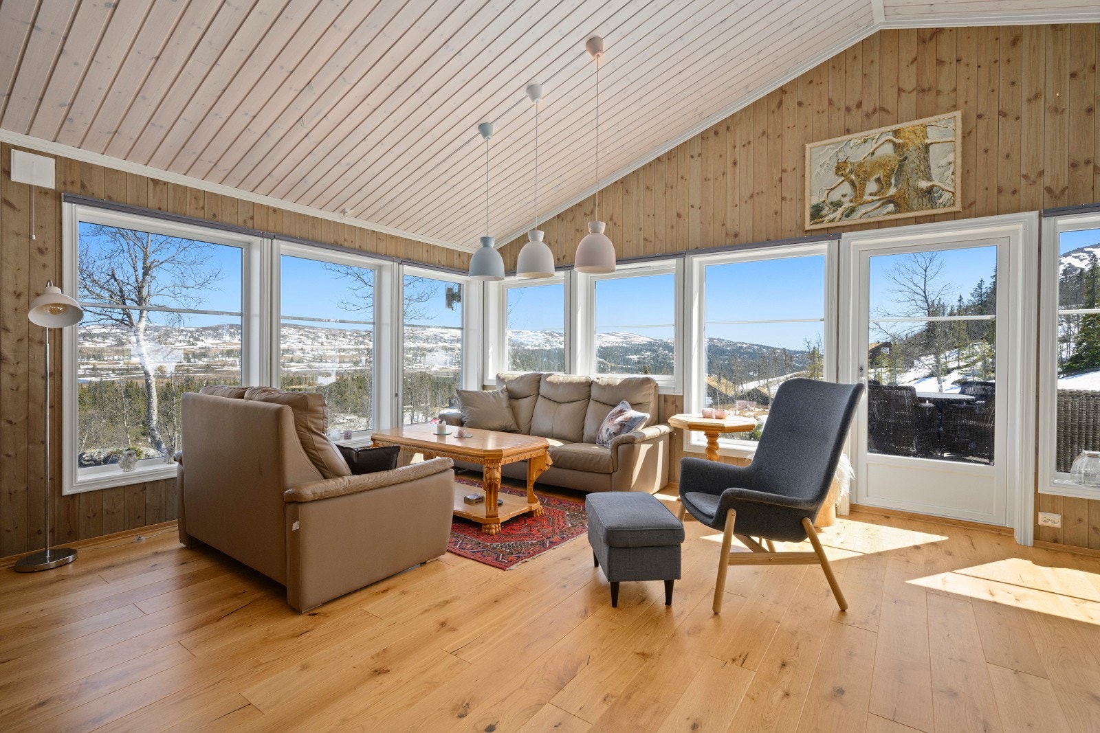 Stue med nydelig utsikt over fjellandskapet Galleribilde