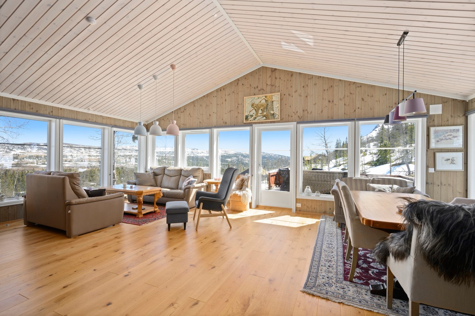 Stue og spisestue med direkte adkomst til terrassen Galleribilde