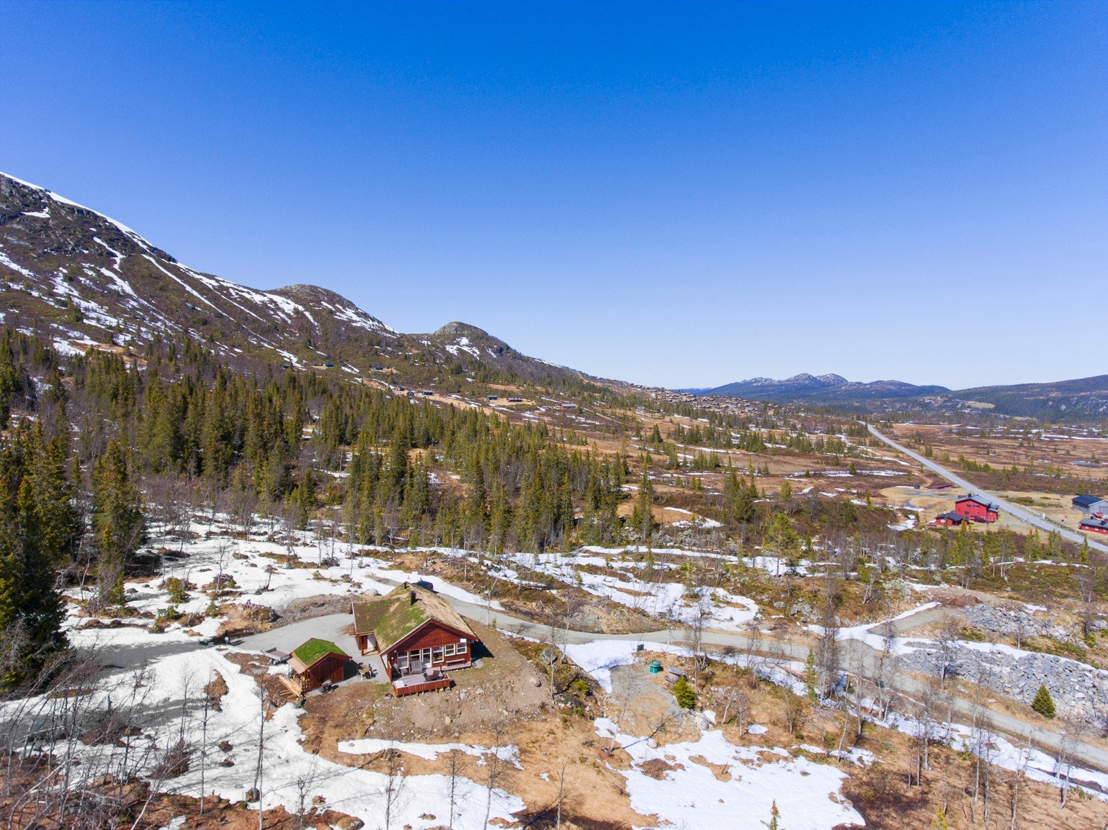 Dronefoto av eiendommen og nærområdet Galleribilde
