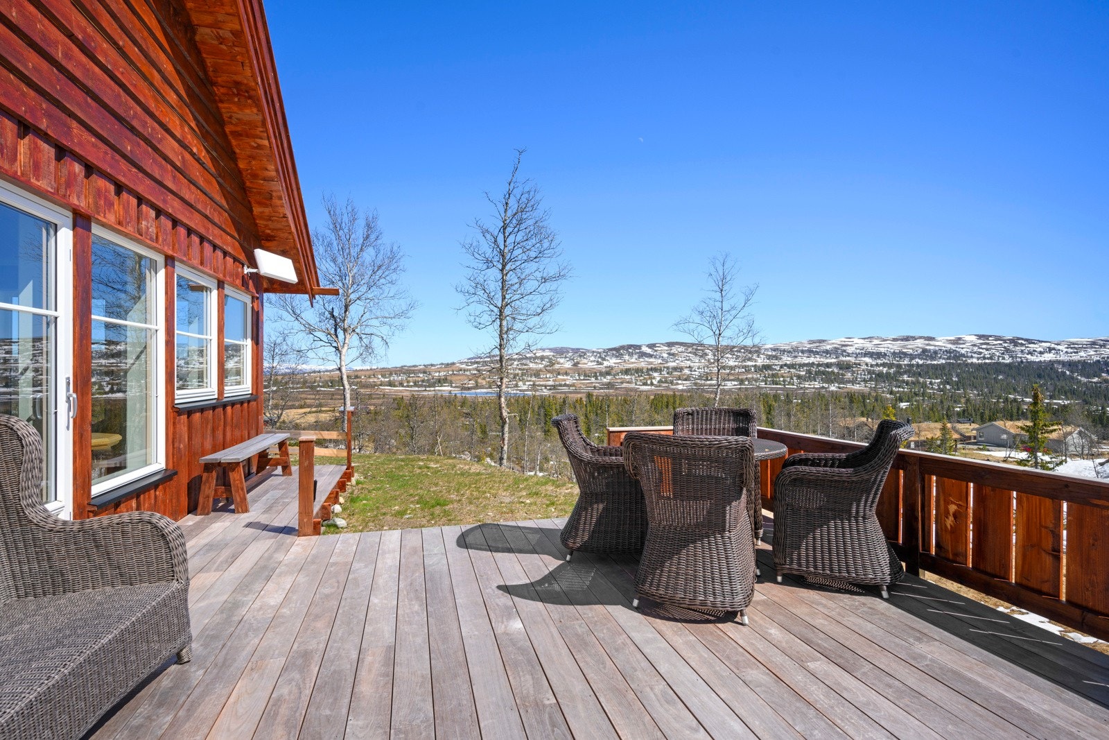 Usjenert og solrik terrasse med fin utsikt Galleribilde