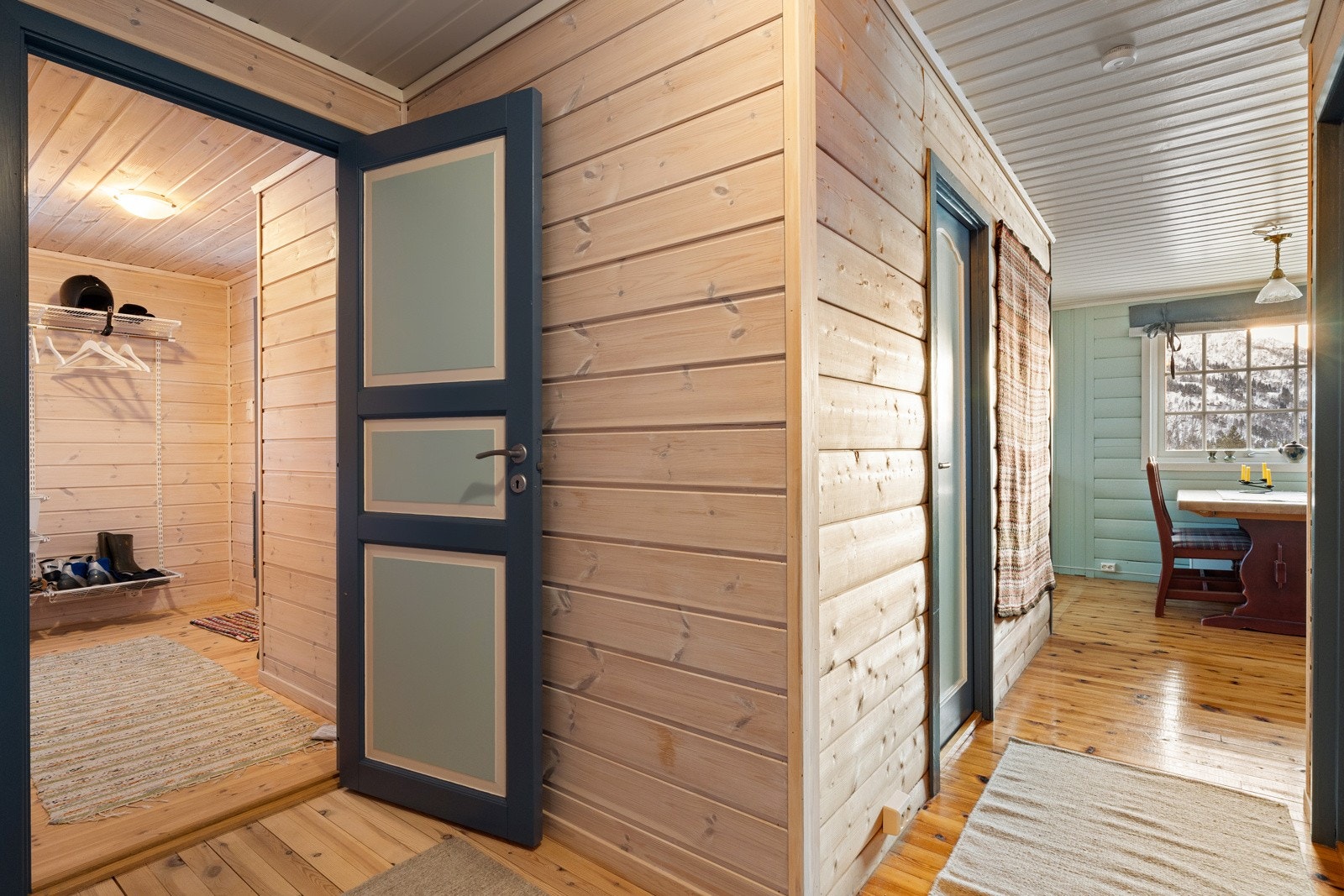 God plass til å henge fra seg yttertøy i gangen. Galleribilde