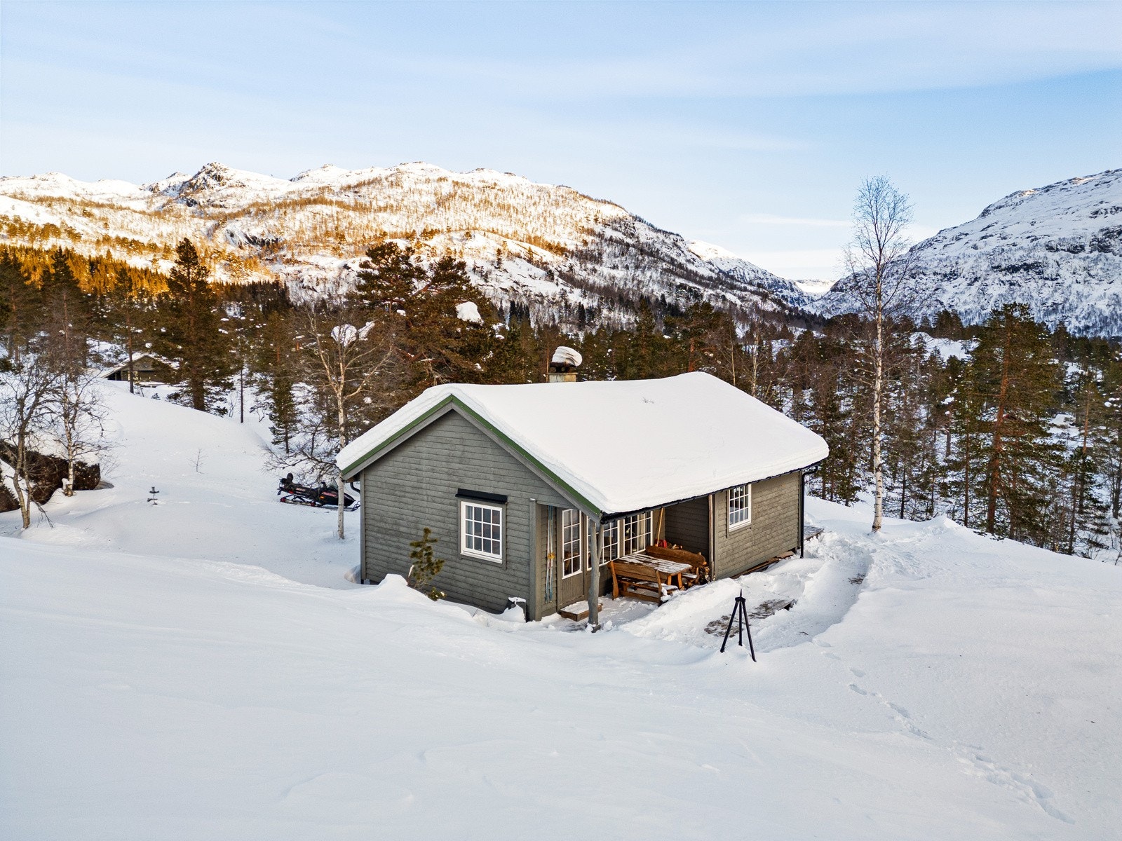 Flott beliggende hytte både sommer, vinter, høst og vår. Galleribilde