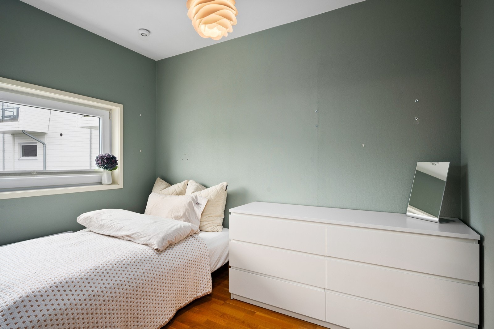 Soverom (2) har plass til seng og kommode Galleribilde