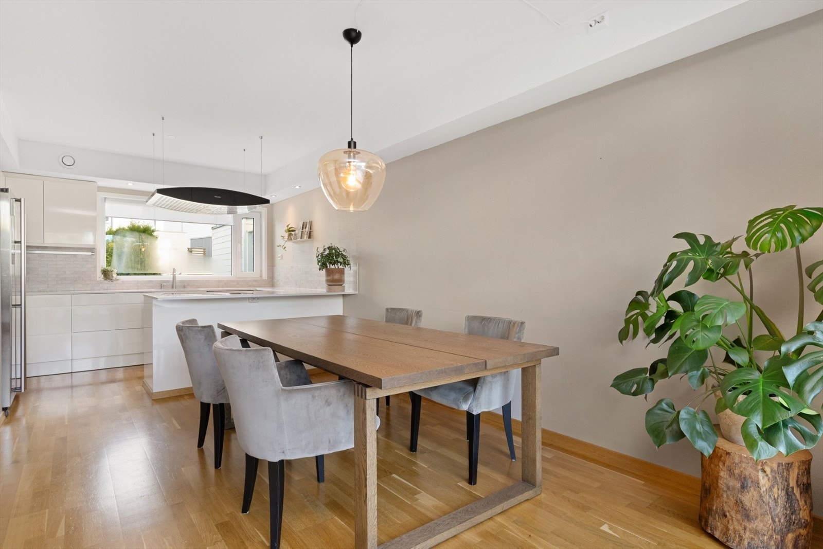 Kjøkkenet ligger i delvis åpen løsning mot spisestue/stue Galleribilde