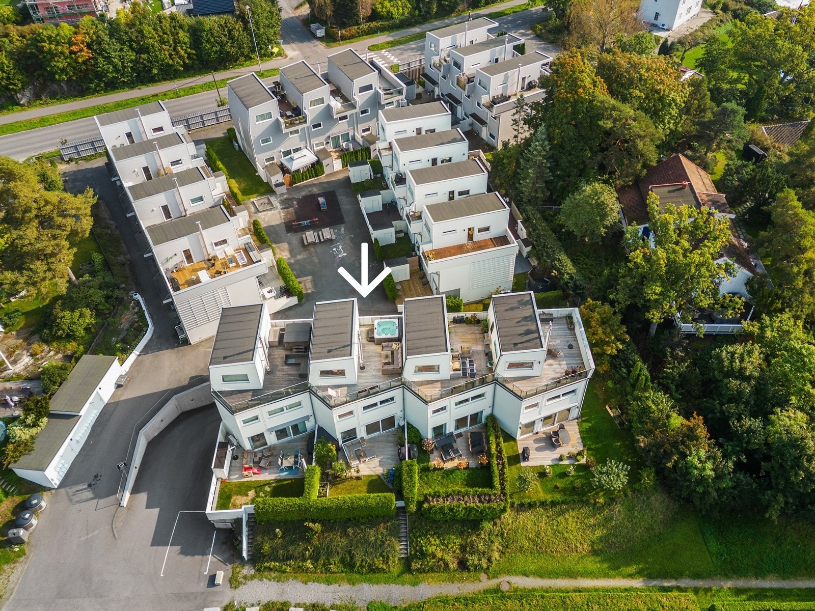 Boligen ligger i fremre rekke med et åpent utsyn og lite innsyn Galleribilde