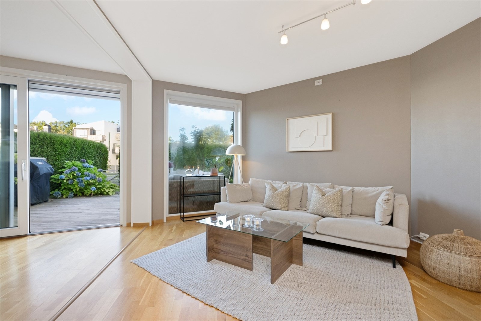 Utgang fra stuen til en nydelig uterom Galleribilde