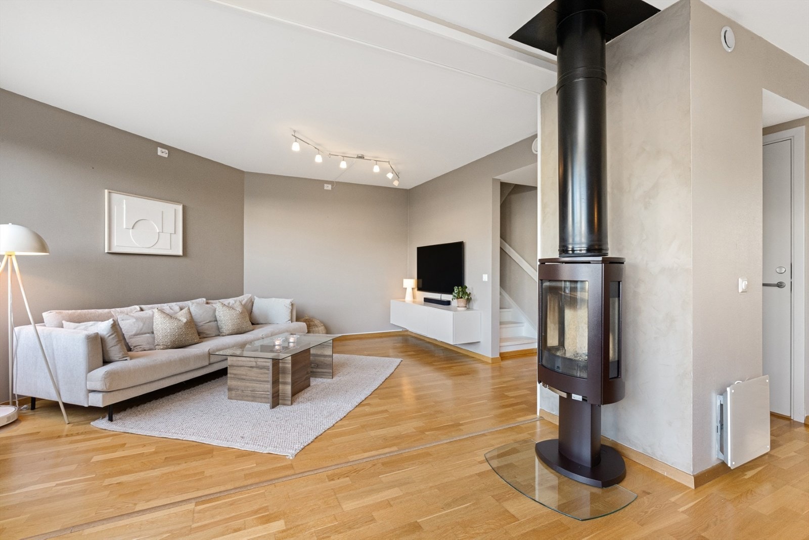 Stor og lys stue med peisovn Galleribilde