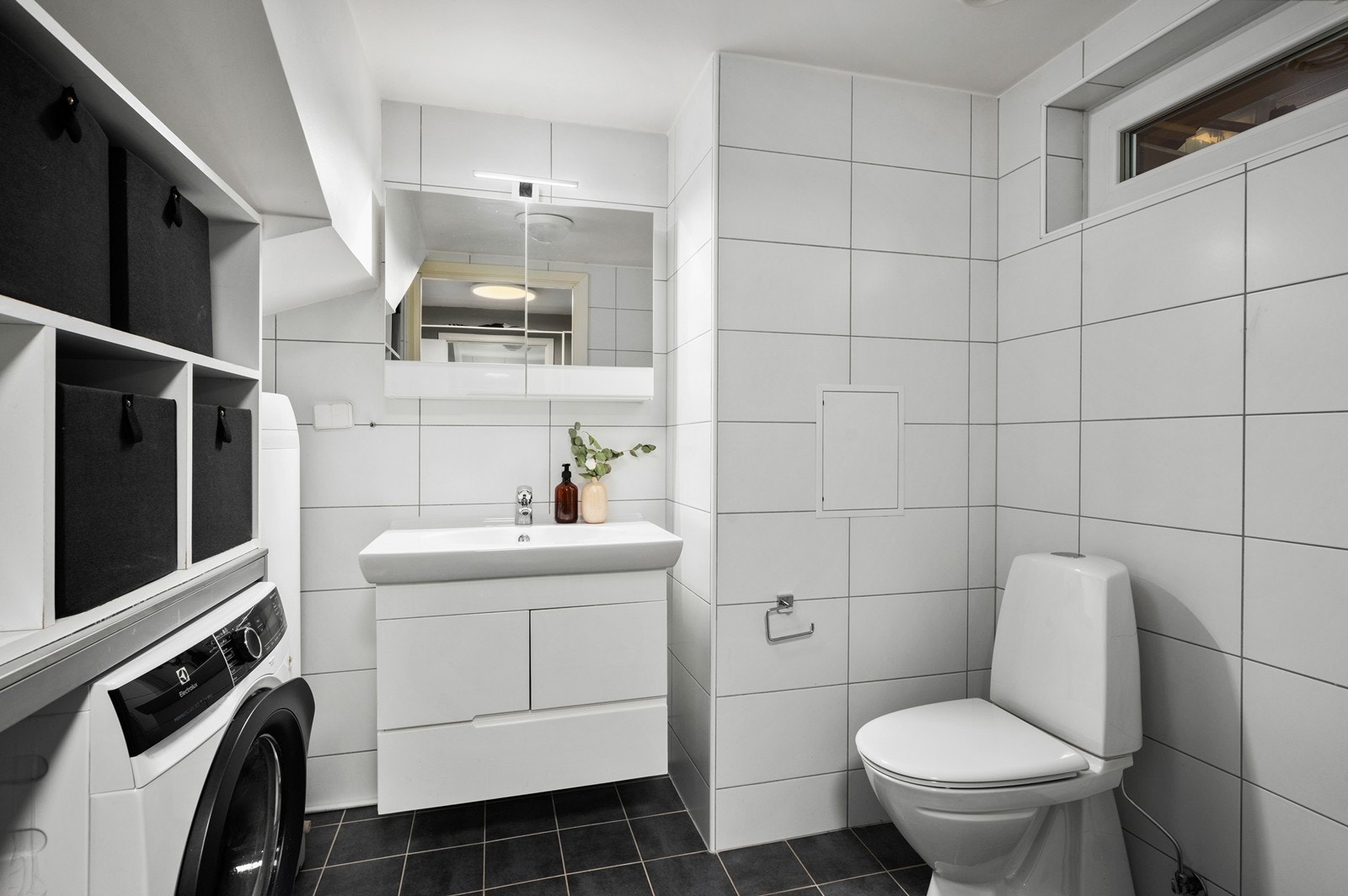 Godt innredet bad/vaskerom med inngang fra entreen Galleribilde