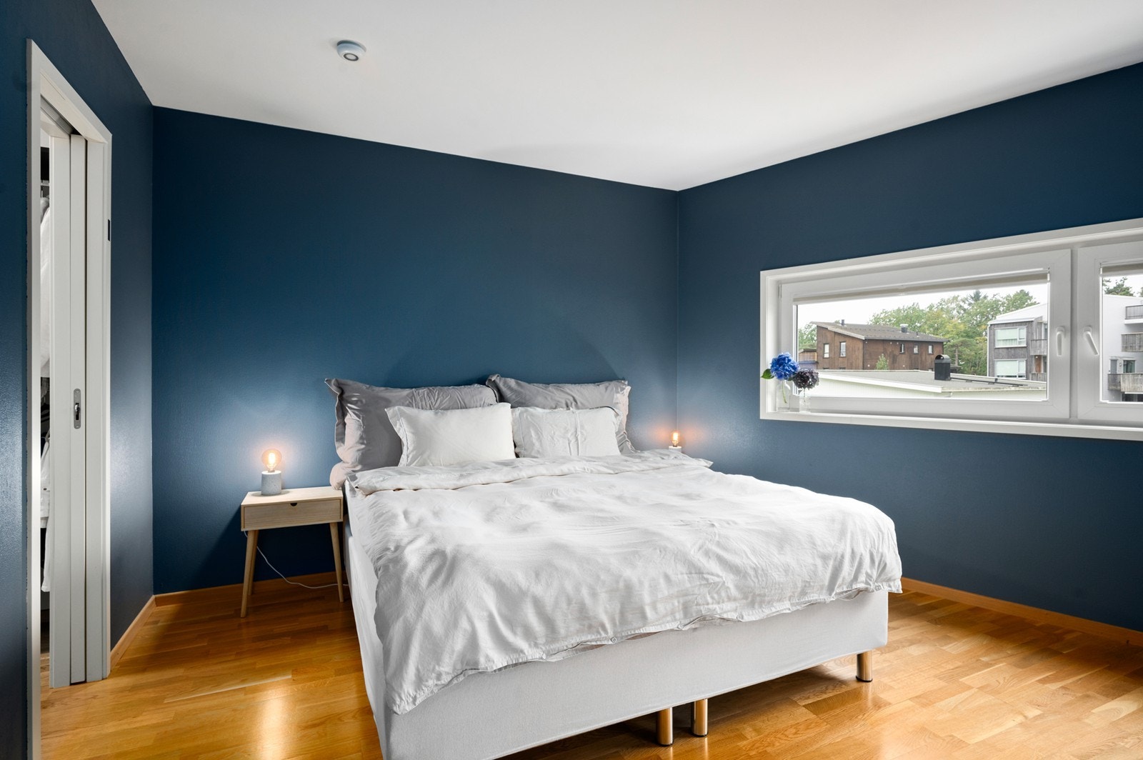 Romslig hovedsoverom med omkledningsrom Galleribilde