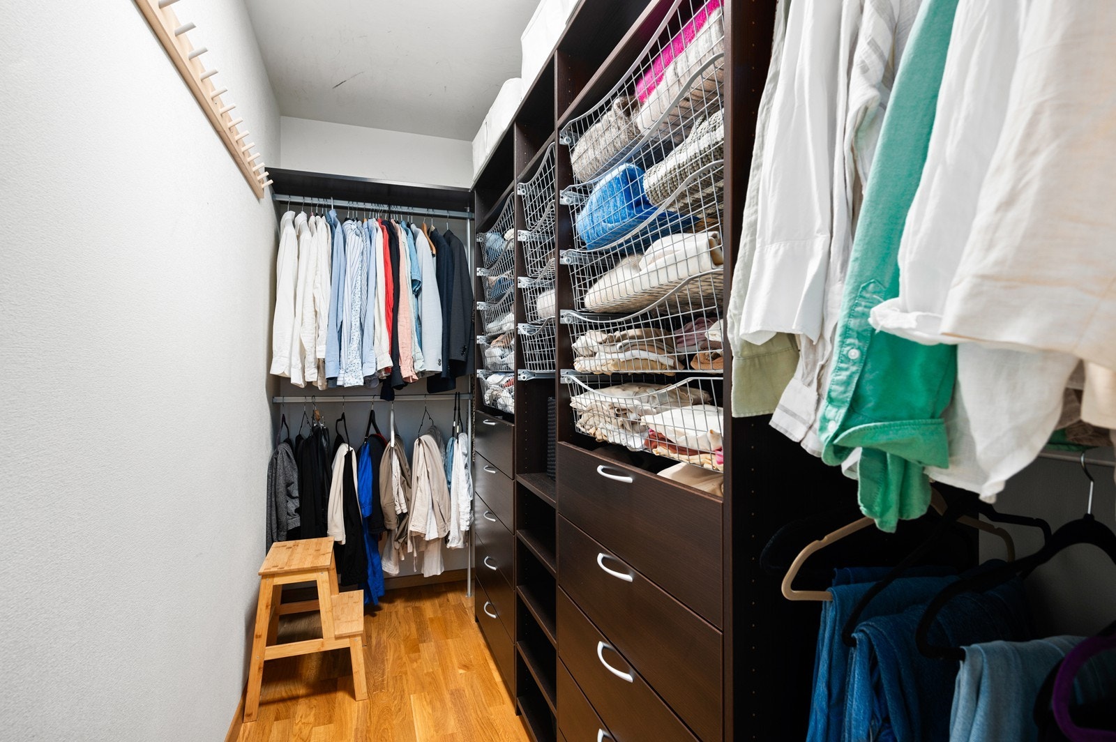 Godt innredet med skap og heng for klar og sko Galleribilde