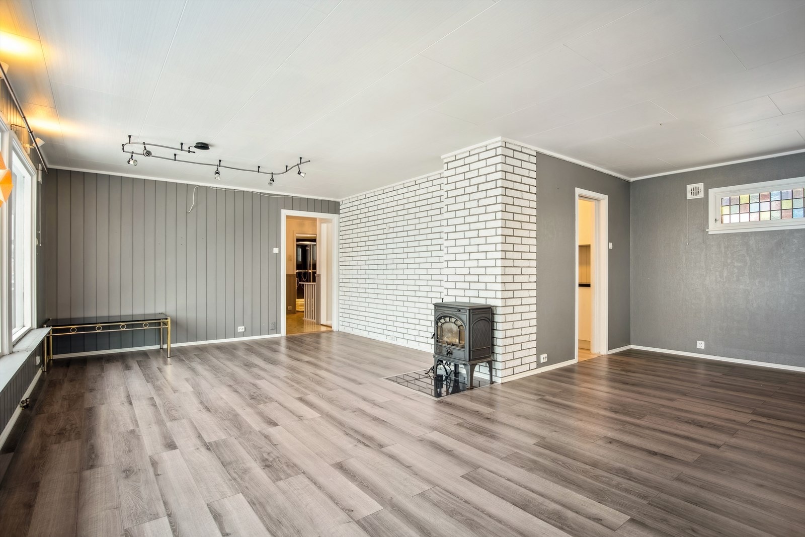 God plass til sofa, mediemøblement og spisebord Galleribilde