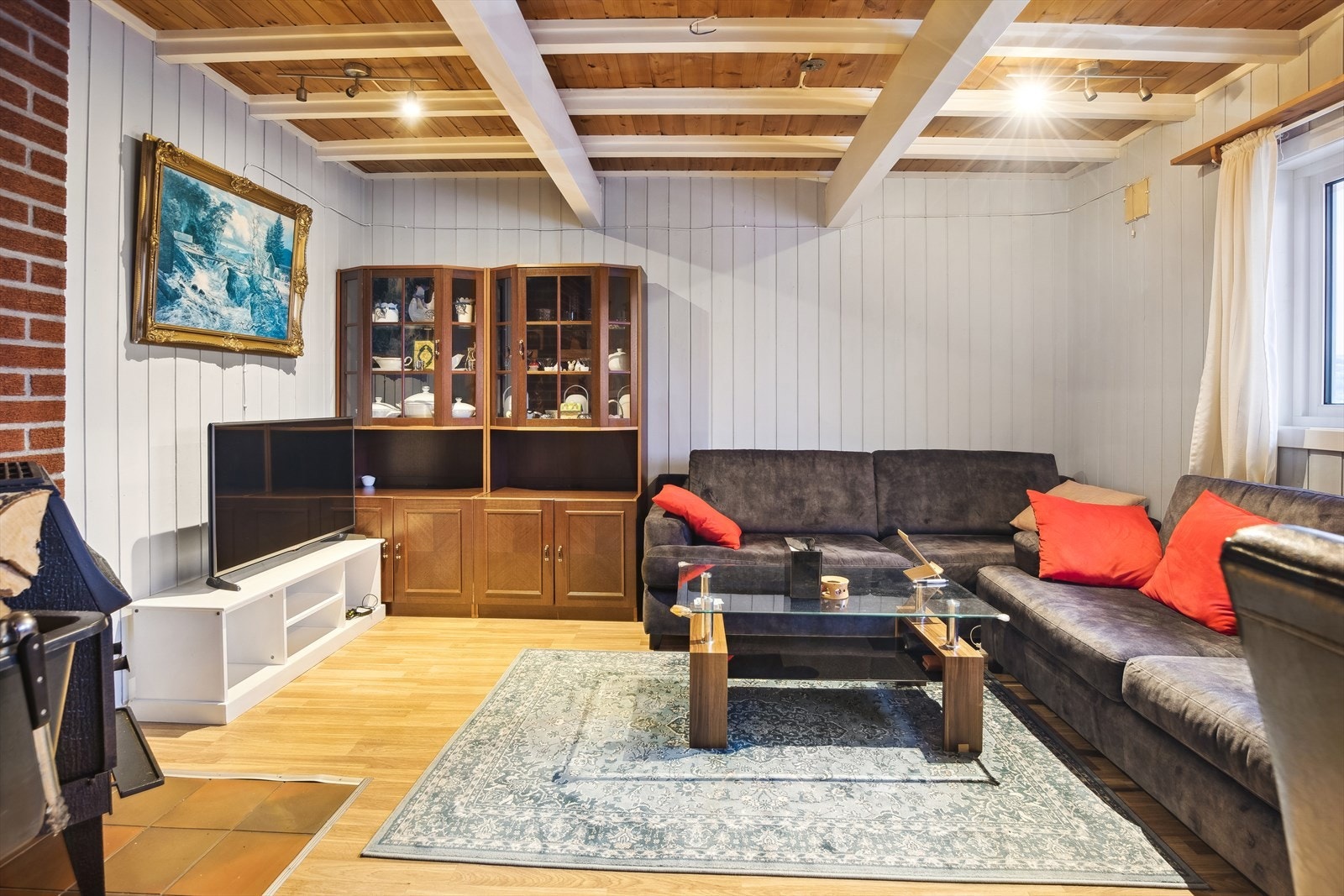 Stue med plass til sofa, mediemøblement, etc. Galleribilde