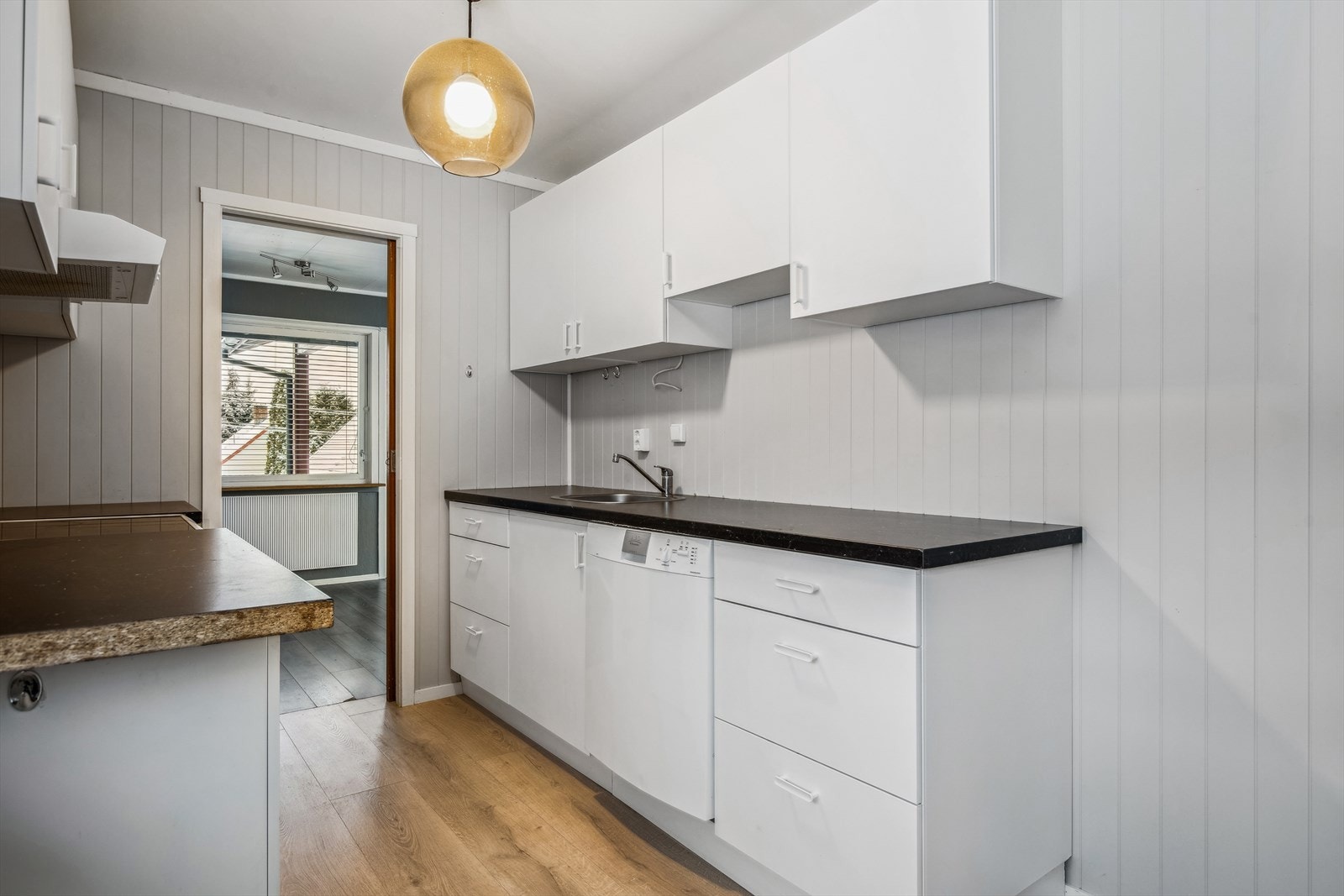 Kjøkkeninnredning med slette dører og fronter Galleribilde