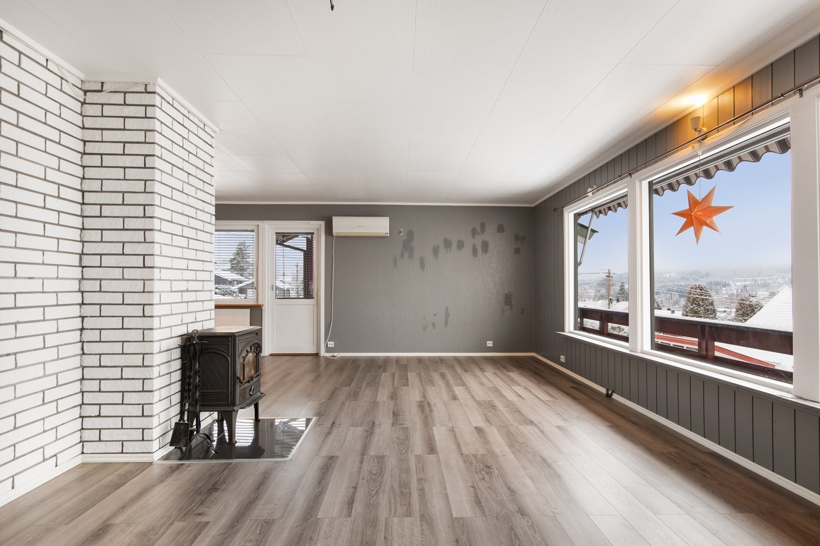 Stor stue med vedovn og varmepumpe Galleribilde