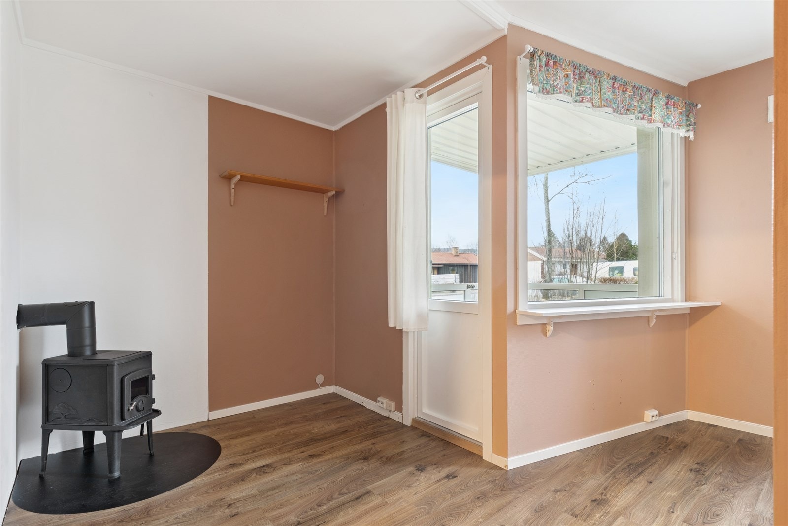 De store vinduene gjør leiligheten lys og trivlig og vedovnen gir deg varme på få minutter. Galleribilde