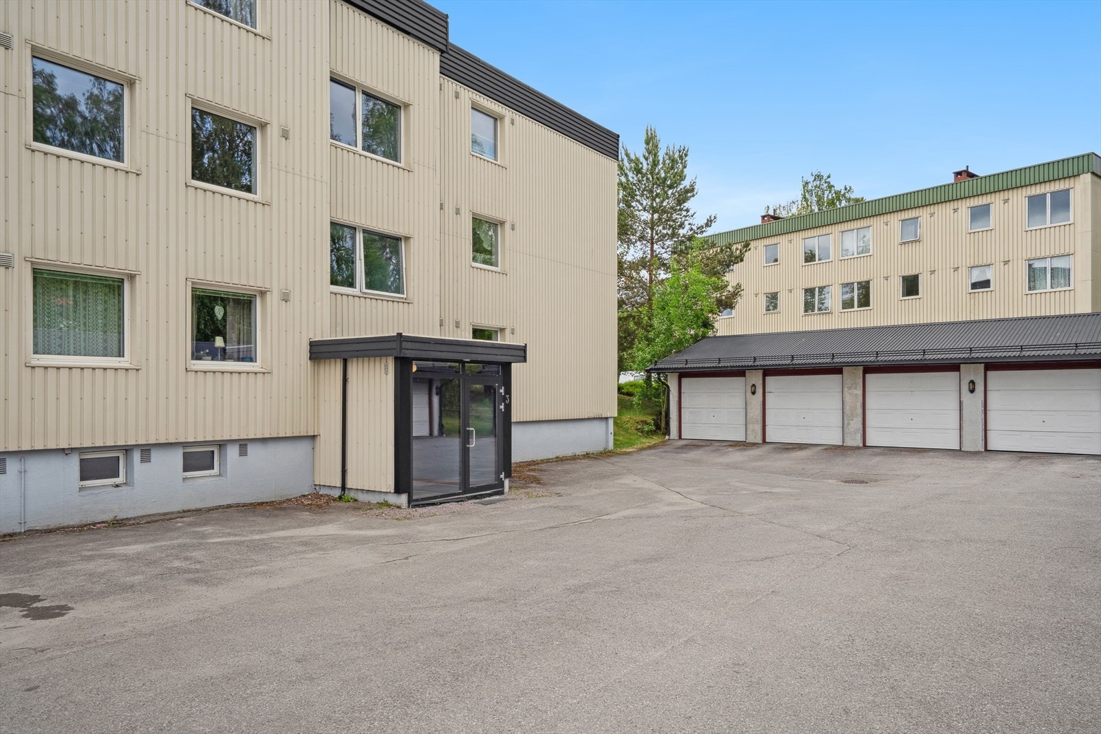 Adkomst via felles trappegang og en halv etasje opp. Galleribilde