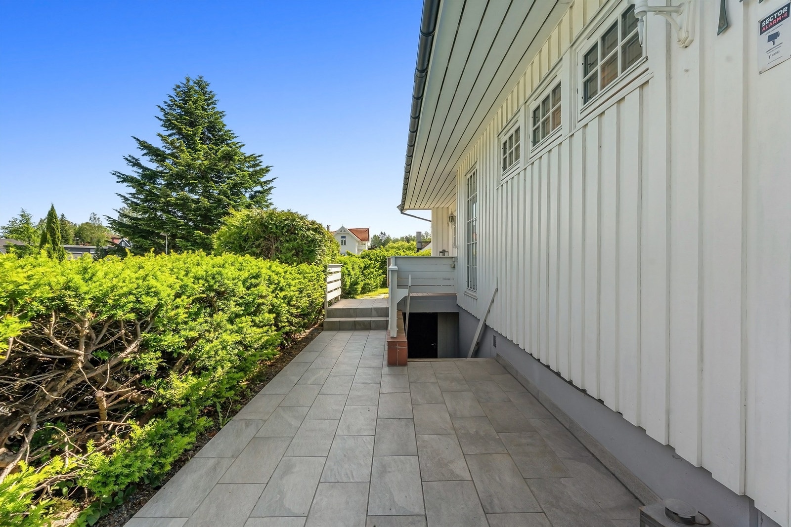 Det er egen inngang til underetasjen fra utsiden av huset. Det er lagt utvendig varmekabler utenfor inngangspartiet nede Galleribilde