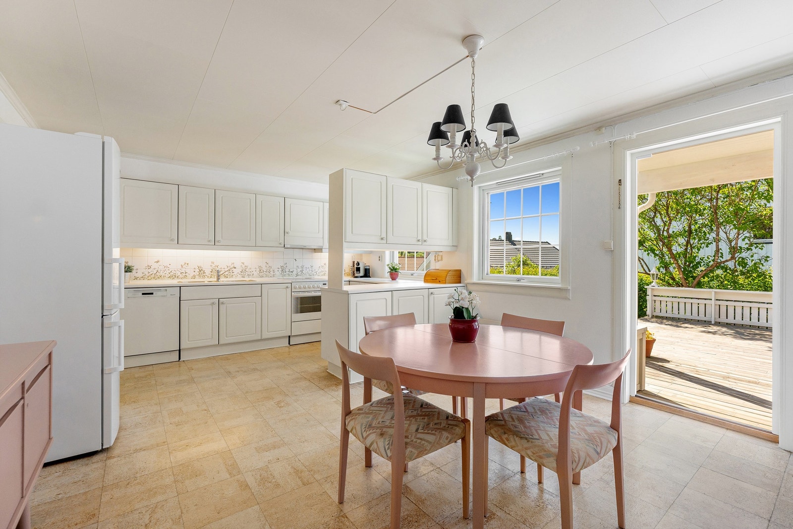 Kjøkkenrommet har en fin størrelse med god benke- og skapplass. Godt med naturlys lys fra de store vindusflatene Galleribilde