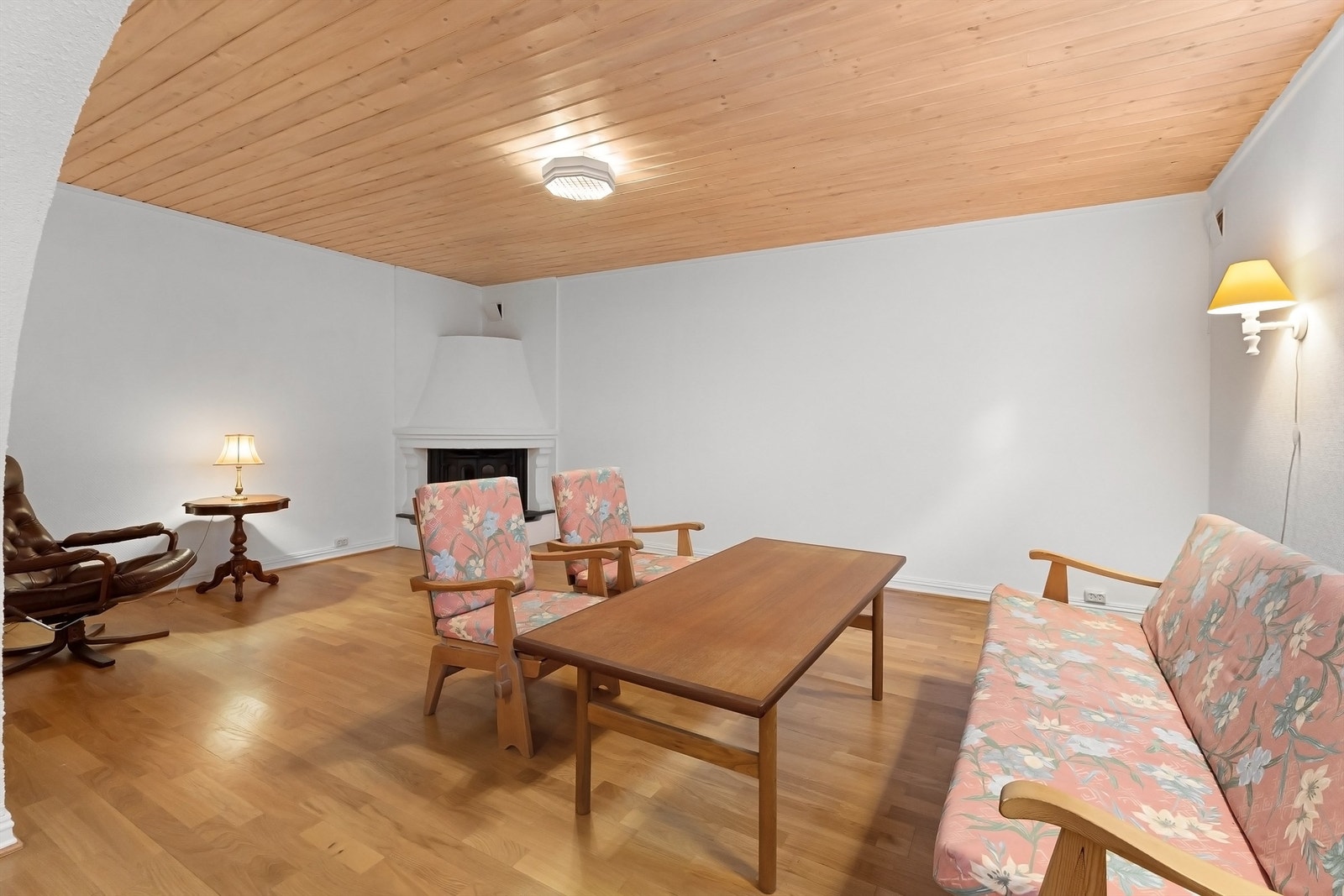 Stue med peis i underetasjen. Et perfekt oppholdsrom for barn og unge (rommet er opprinnelig byggemeldt som hobbyrom) Galleribilde