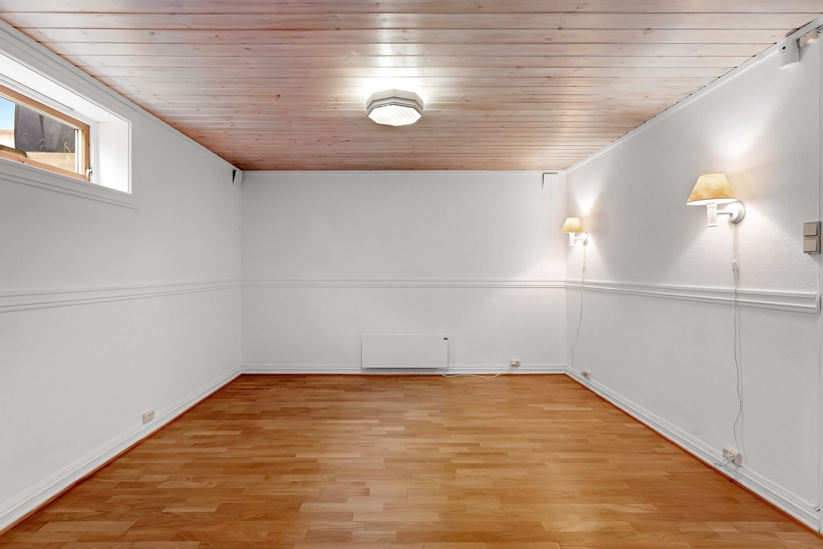 Kjellerstue med åpen løsning mot peisstuen (rommet er opprinnelig byggemeldt som bod/disponibelt rom) Galleribilde