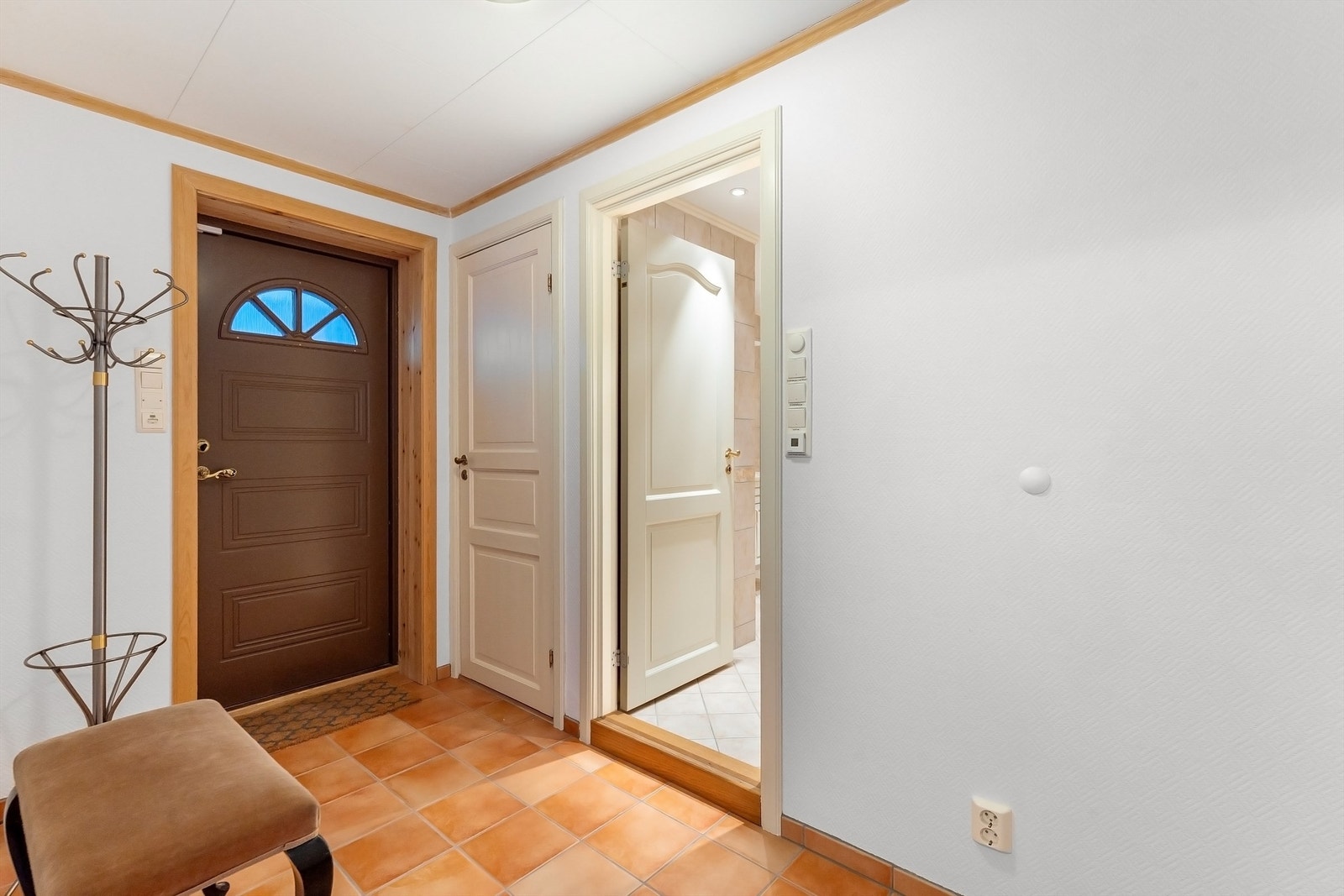 Entrè med gulvvarme. Etasjen består av baderom, peisstue, kjellerstue og innredet lagringsrom. Etasjen har flere bruksmuligheter Galleribilde