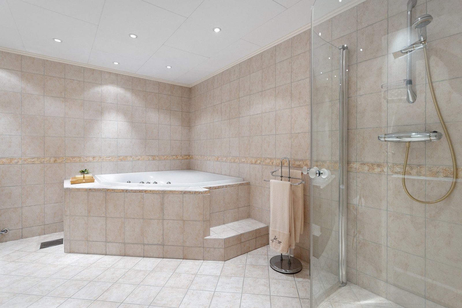 Stort og flislagt baderom med gulvvarme og downlights i himling. Badet ble etablert i 2003 Galleribilde