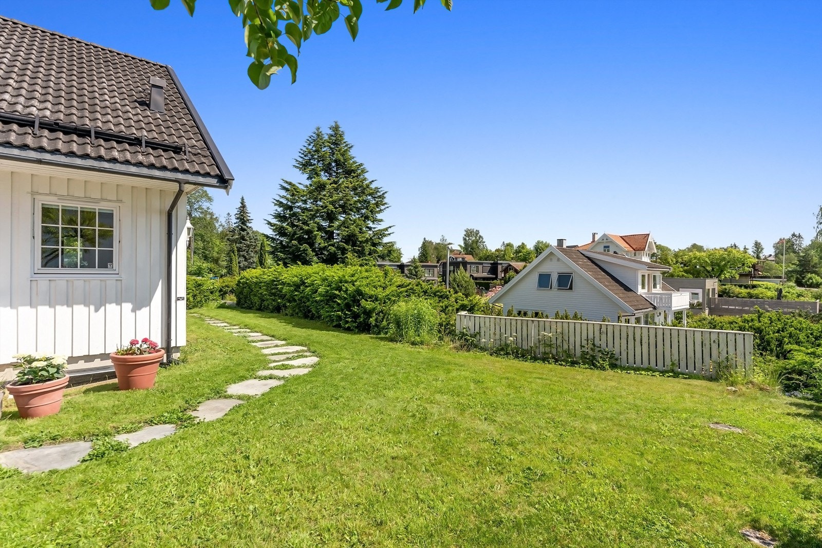 Boligen ligger i et etablert og populært villastrøk i blindvei der det bor barn i alle aldre Galleribilde