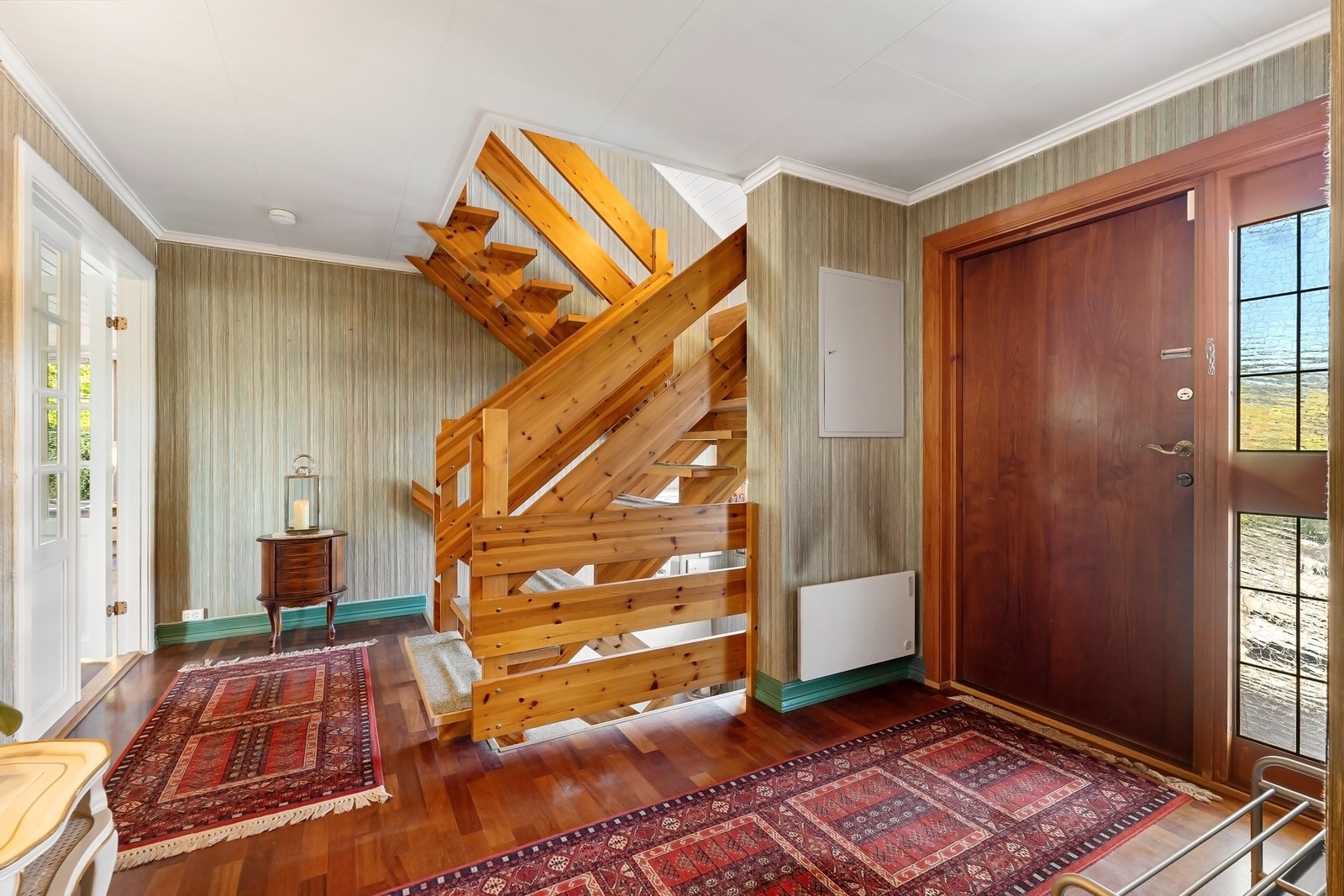 Åpen og luftig entrè. Godt med naturlig lys fra vindusflatene langs trappeoppgangen Galleribilde