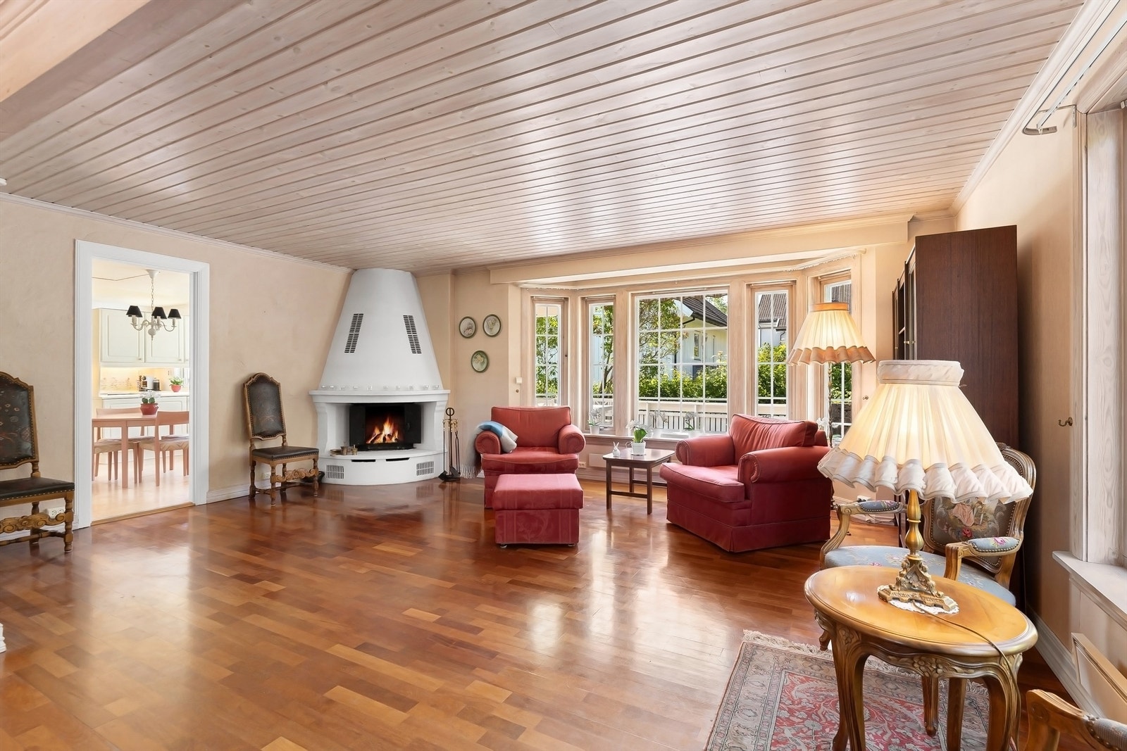 Boligen inneholder to stykk peisinnsatser. En i hovedstuen og den andre i kjellerstuen Galleribilde