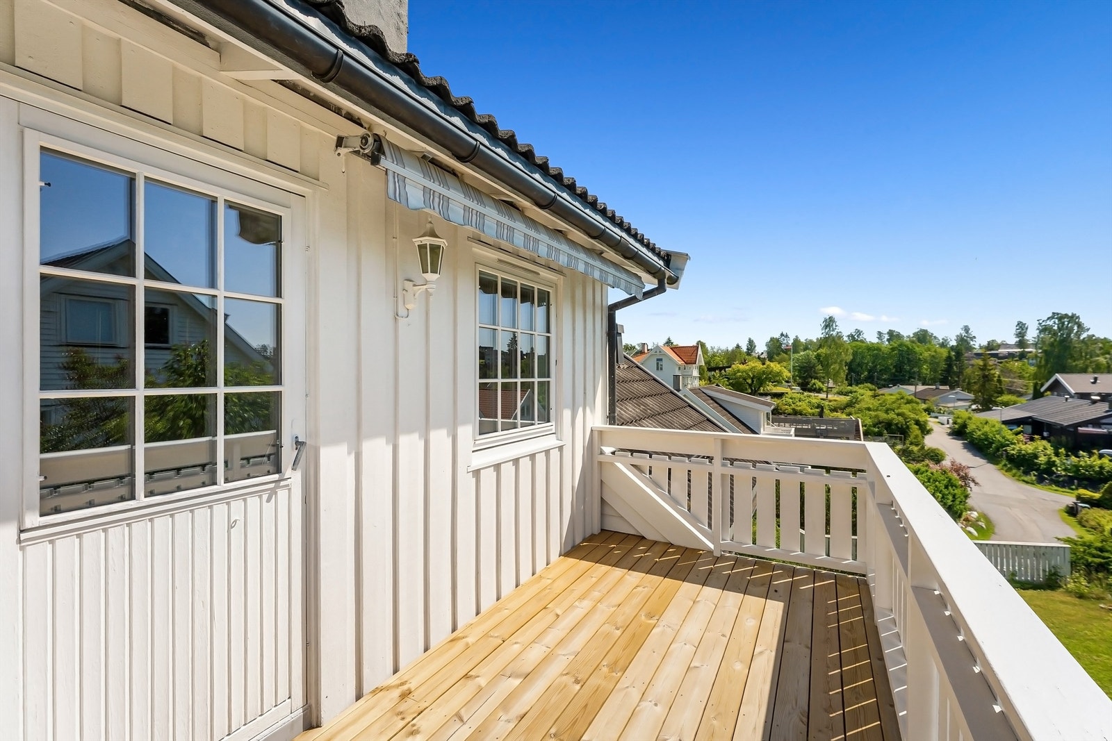 Balkongen er på 8 kvm med flott utsyn utover villastrøket. Svært gode solforhold fra tidlig dagtid og frem til sen kveld Galleribilde