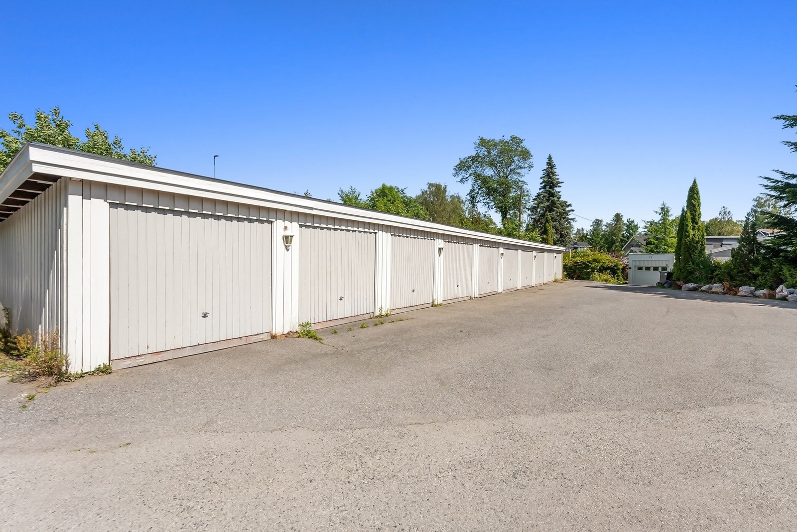 Boligen disponerer 2 garasjeplasser (17 kvm på hver) hvor det er etablert strøm i garasjen Galleribilde