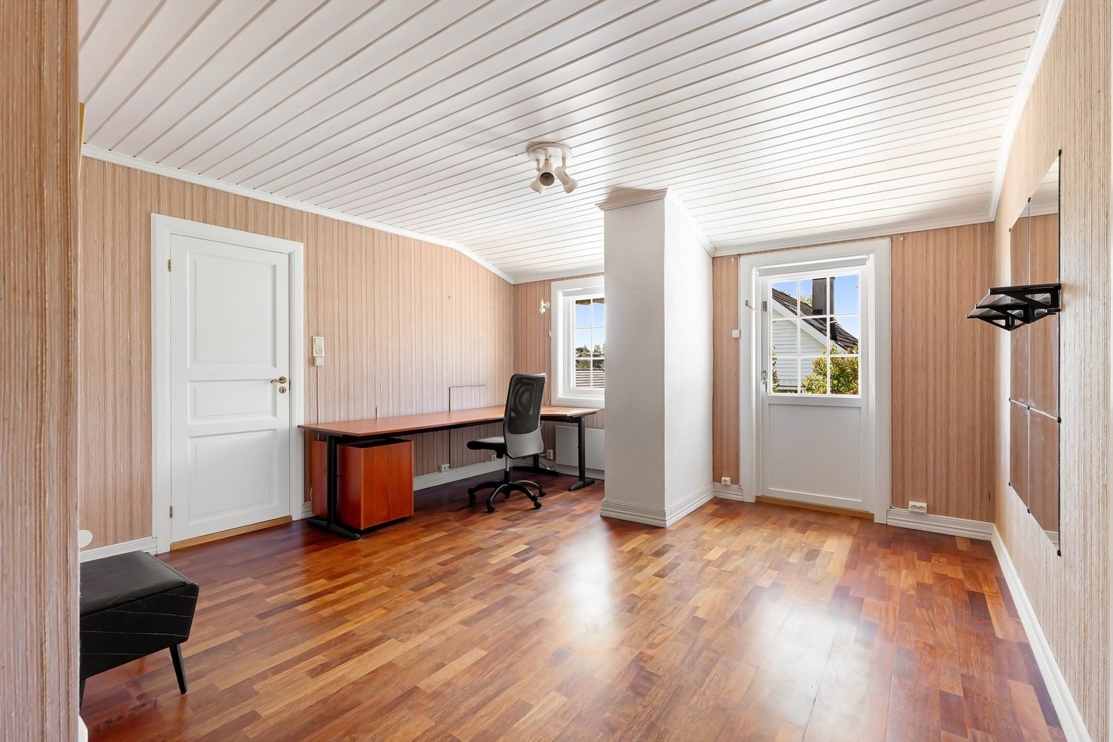 Åpen stue i annen etasje med flere bruksmuligheter og utgang til balkong på ca. 8 kvm Galleribilde