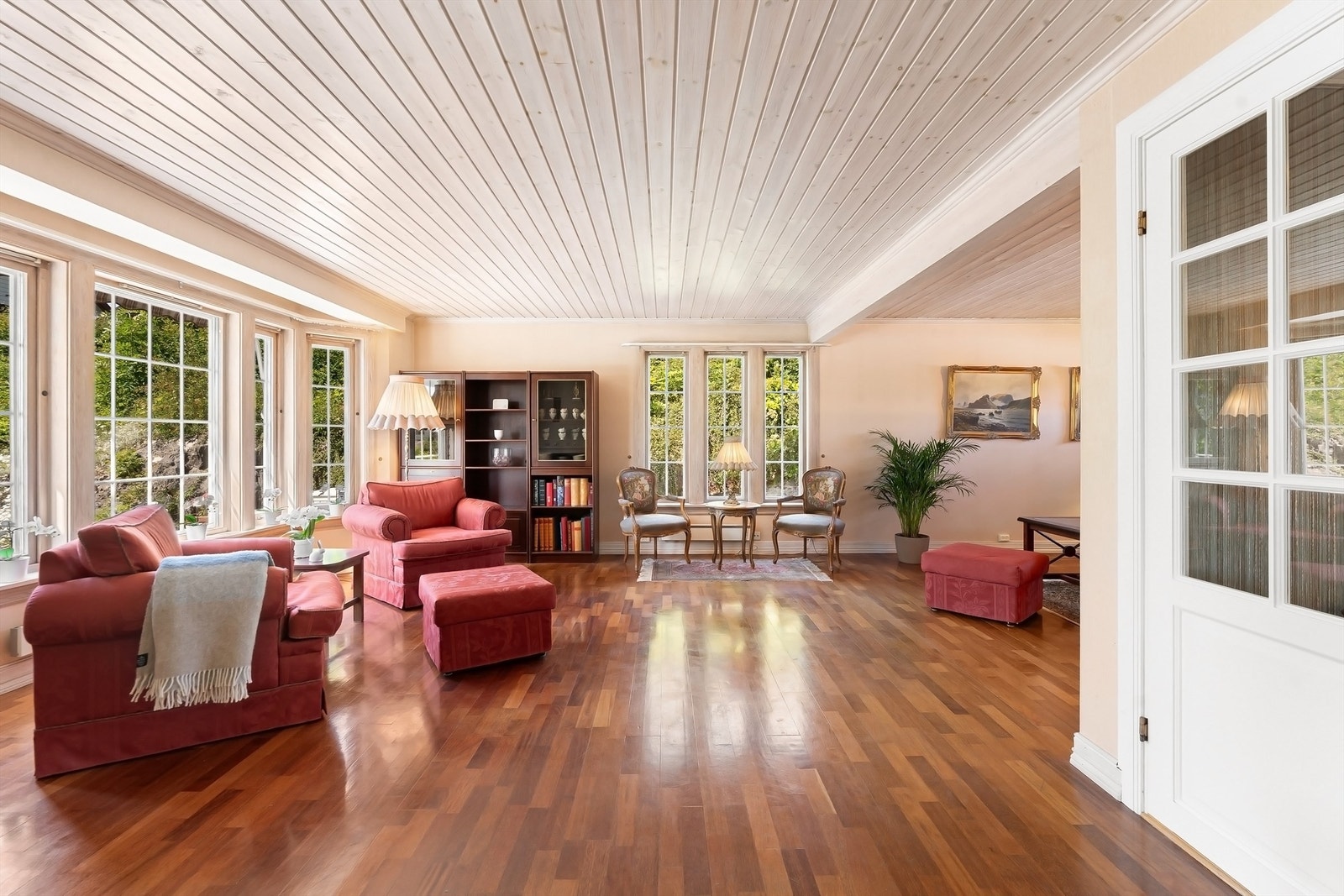 Stor stue med lys fra hele 3 yttervegger og flere oppholdssoner Galleribilde