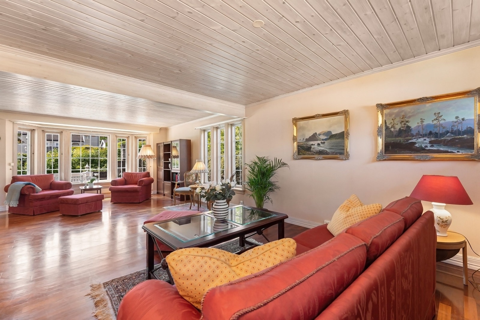 Stuen består av flere oppholdssoner og er enkel å møblere Galleribilde