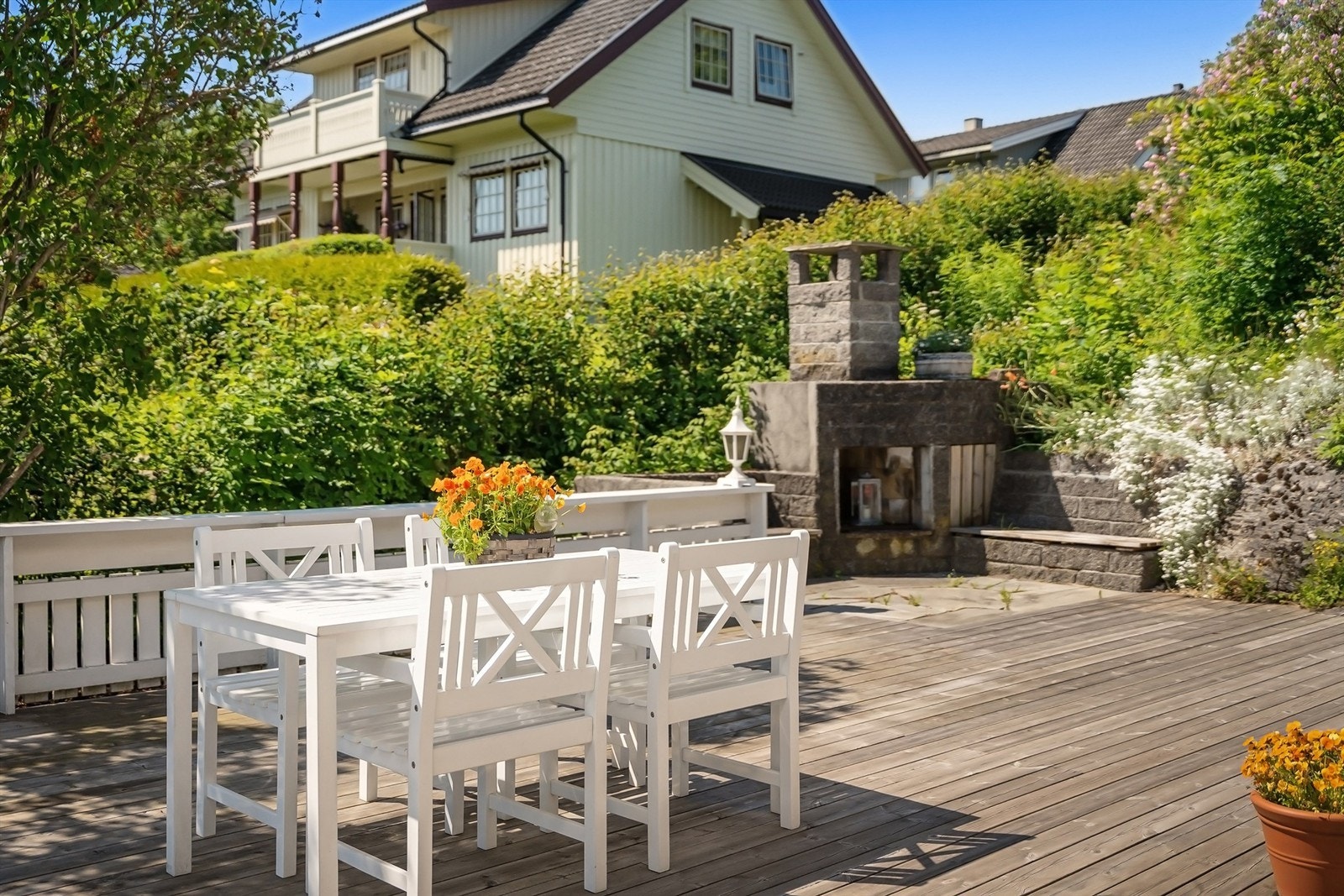 Herlig markterrasse med utepeis. Frodige og pent beplantede grøntarealer med god boltreplass til hele familien Galleribilde