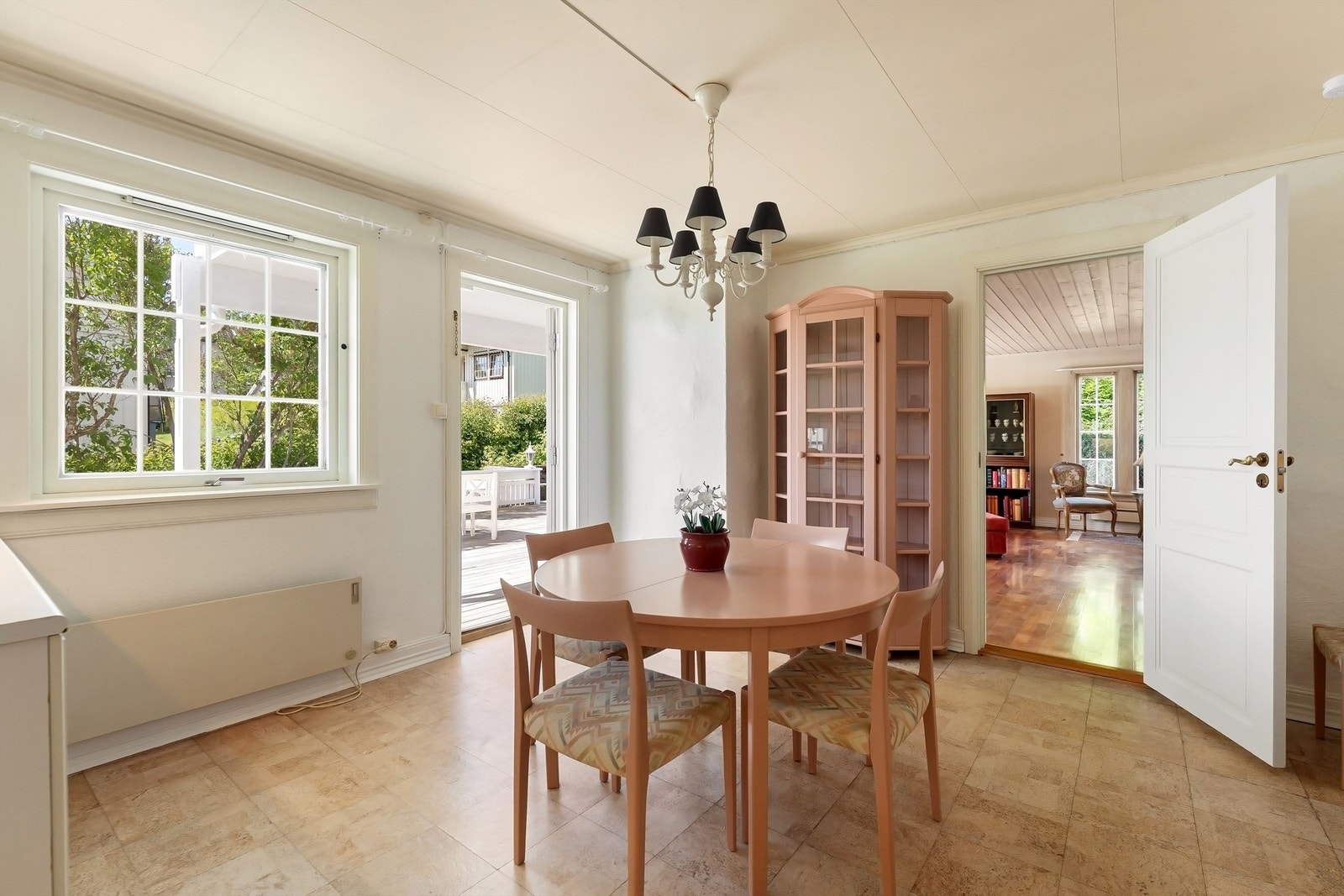 Romslig spisekjøkken med utgang til hagen og den store markterrassen på ca. 70 kvm Galleribilde