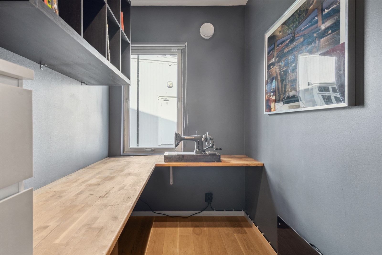 Boligens andre soverom er malt i mørke, lune farger som gir en intim og stilfull atmosfære. Benkplate er fjernet fra rommet. Gulvet har gjennomgående 1-stavs parkett som gir et moderne og helhetlig uttrykk Galleribilde