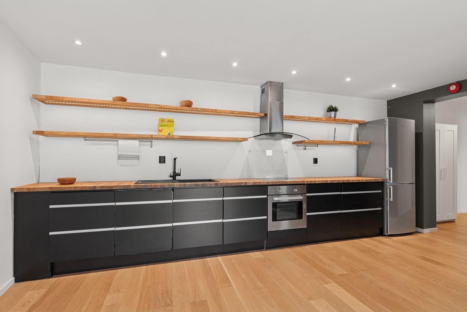 Oppvaskmaskin, kjøleskap og komfyr medfølger i handelen Galleribilde